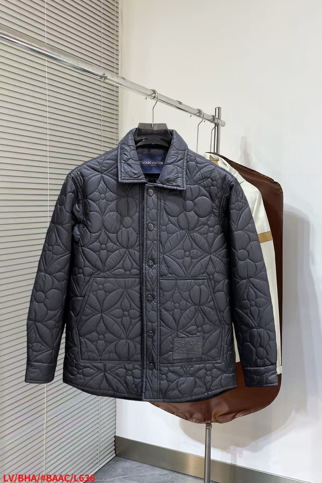 NO:652271,lv three-standard complete ss new winter down jacket, the new product on the show is in perfect condition, comfortable and warm, the color is full and attractive, the design is very brilliant, it can easily enhance the fashion sense, the workmanship is extremely sophisticated and rigorous, and the wiring is neat and meticulous!  A masterpiece from a famous designer!  The upper body does not look bloated and is super handsome!  Available sizes M ~ XXXL,,louis vuitton,jackets & coats,down jacket,alexander wang19860909lv 三标齐全 ss冬季新款羽绒棉服外套,秀场新品品相非常完美,舒适保暖,色泽饱满诱人,非常出彩的设计,轻松将时髦感进阶,做工极为考究严谨,走线工整细致！大牌设计师巨作！上身不显臃肿、超级帅气！现货码数M ～ XXXL,,louis vuitton,jackets & coats,down jacket,alexander wang,Men's clothing