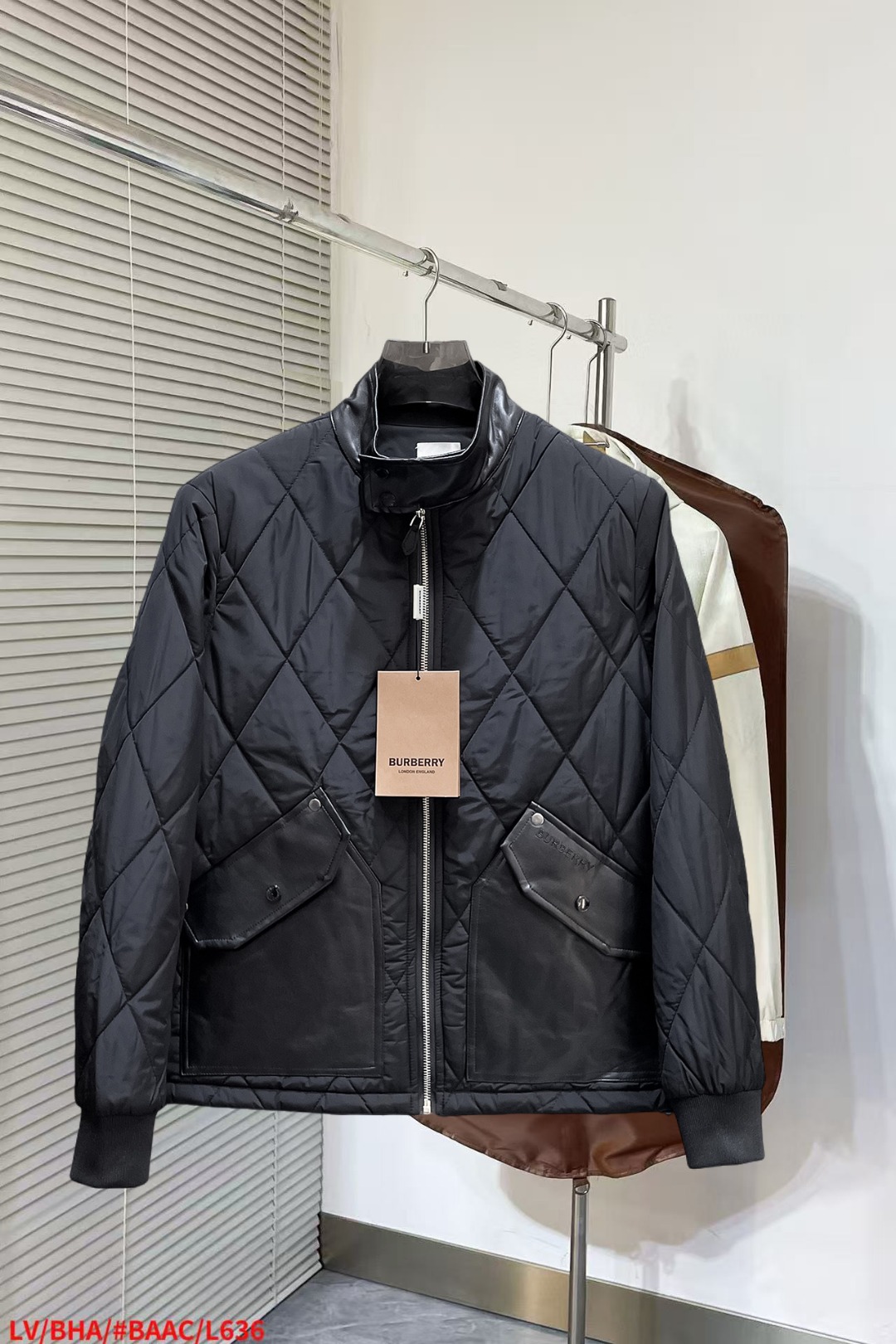 NO:652316,Burberry's three-standard complete ss new winter down jacket, the new product on the show is in perfect condition, comfortable and warm, the color is full and attractive, the very outstanding design can easily enhance the fashion sense, the workmanship is extremely sophisticated and rigorous, and the wiring is neat and meticulous!  A masterpiece from a famous designer!  The upper body does not look bloated and is super handsome!  Available sizes M ~ XXXL,,burberry,jackets & coats,down jacket,alexander wang19860909巴宝莉 三标齐全 ss冬季新款羽绒棉服外套,秀场新品品相非常完美,舒适保暖,色泽饱满诱人,非常出彩的设计,轻松将时髦感进阶,做工极为考究严谨,走线工整细致！大牌设计师巨作！上身不显臃肿、超级帅气！现货码数M ～ XXXL,,burberry,jackets & coats,down jacket,alexander wang,Men's clothing