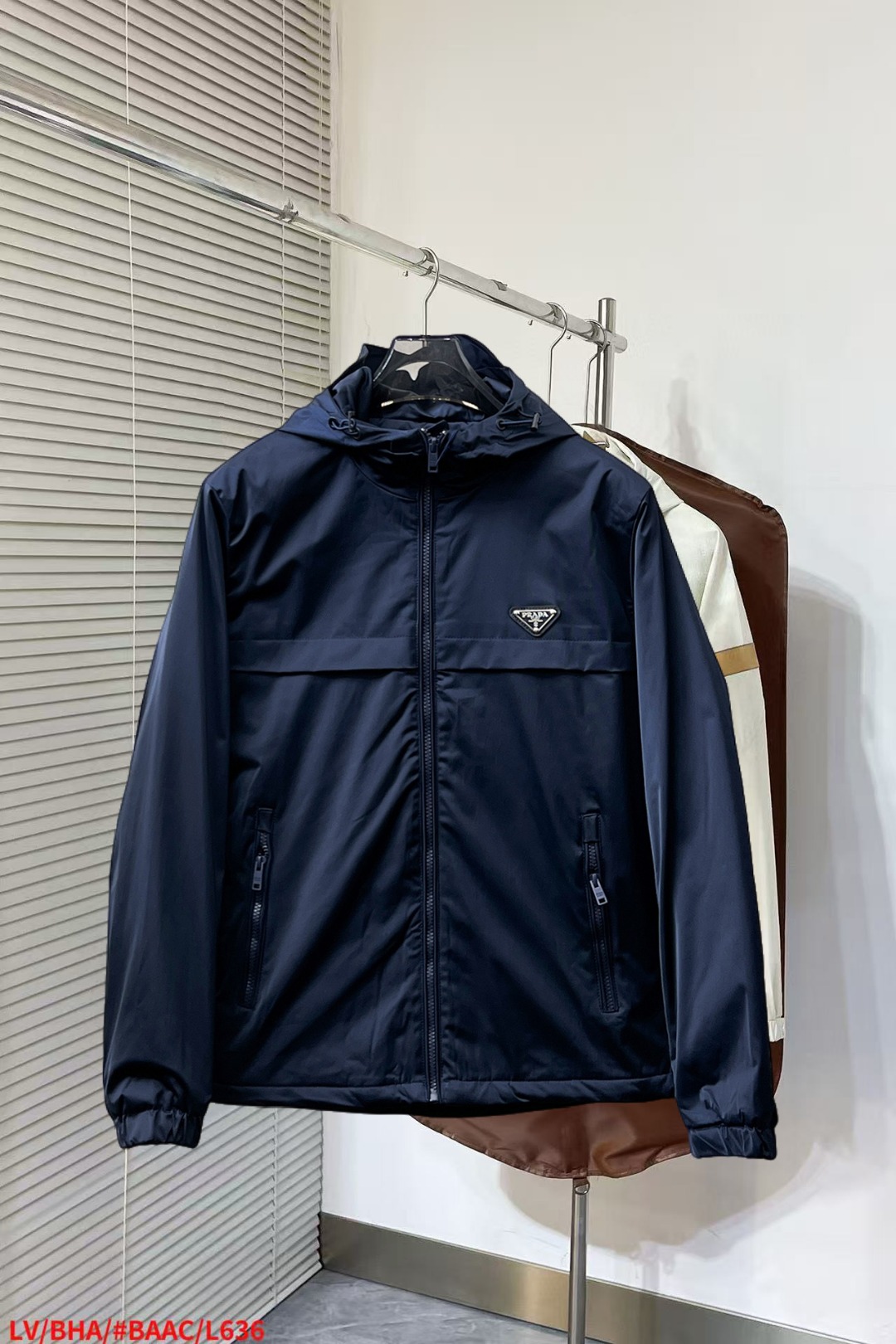 NO:652311,Prada's three-standard complete ss new winter down jacket, the new product on the show is in perfect condition, comfortable and warm, the color is full and attractive, the design is very outstanding, it can easily enhance the sense of fashion, the workmanship is extremely sophisticated and rigorous, and the wiring is neat and meticulous!  A masterpiece from a famous designer!  The upper body does not look bloated and is super handsome!  Available sizes M ~ XXXL,,prada,jackets & coats,down jacket,alexander wang19860909普拉达 三标齐全 ss冬季新款羽绒棉服外套,秀场新品品相非常完美,舒适保暖,色泽饱满诱人,非常出彩的设计,轻松将时髦感进阶,做工极为考究严谨,走线工整细致！大牌设计师巨作！上身不显臃肿、超级帅气！现货码数M ～ XXXL,,prada,jackets & coats,down jacket,alexander wang,Men's clothing