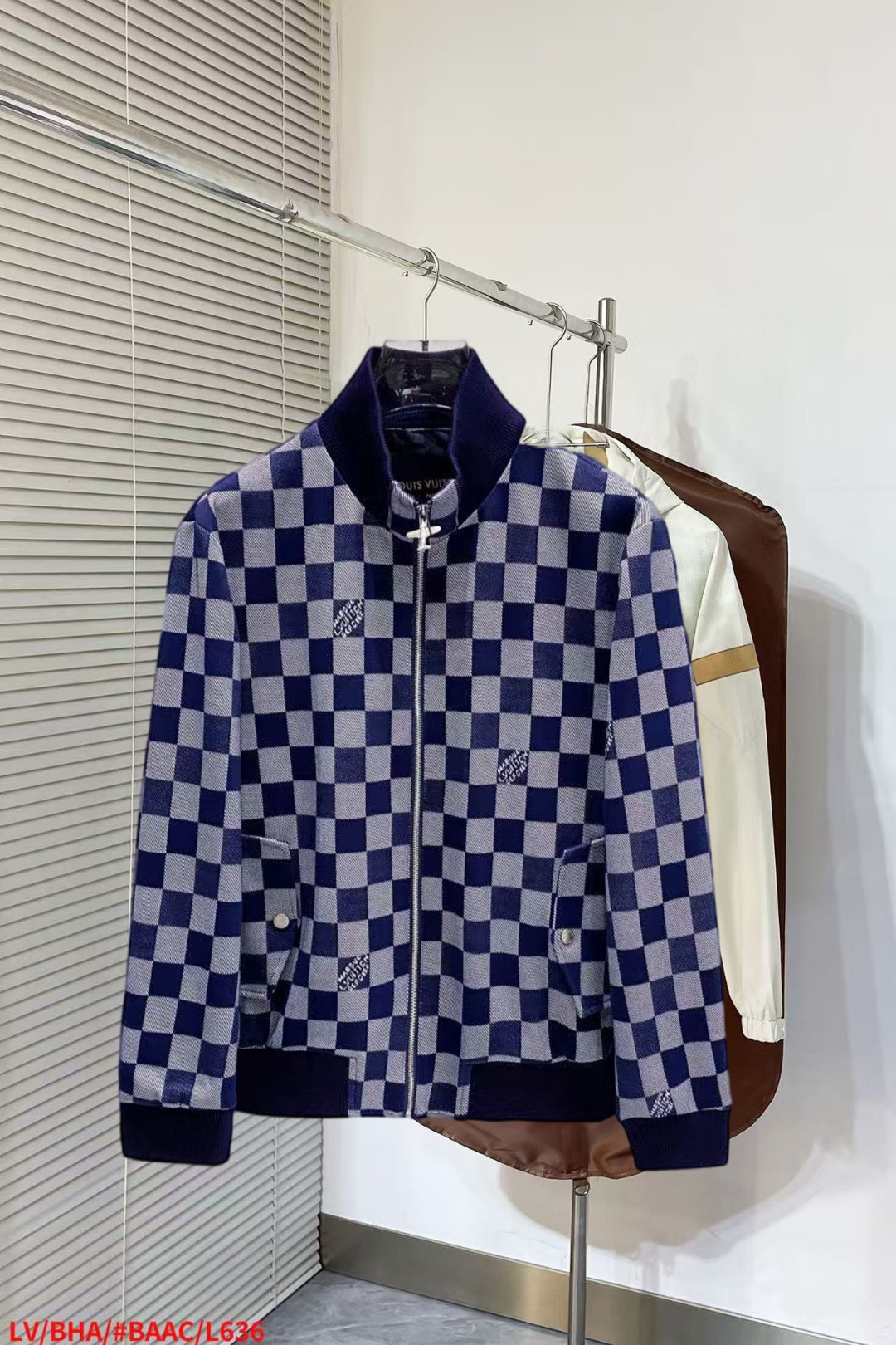 NO:652302,lv's new autumn jacket, the new product on the show is in perfect condition, it is comfortable and warm to wear on both sides, it has three labels, and the color is full and attractive. It has a very outstanding design, which can easily enhance the sense of fashion. The workmanship is extremely sophisticated and rigorous, and the wiring is neat and meticulous!  A masterpiece from a famous designer!  The upper body does not look bloated and is super handsome!  Available sizes M ~ XXXL,,louis vuitton,jackets & coats,jackets & coats,alexander wang19860909Lv 秋季新款夹克外套,秀场新品品相非常完美,双面穿舒适保暖,三标齐全色泽饱满诱人,非常出彩的设计,轻松将时髦感进阶,做工极为考究严谨,走线工整细致！大牌设计师巨作！上身不显臃肿、超级帅气！现货码数M ～ XXXL,,louis vuitton,jackets & coats,jackets & coats,alexander wang,Men's clothing