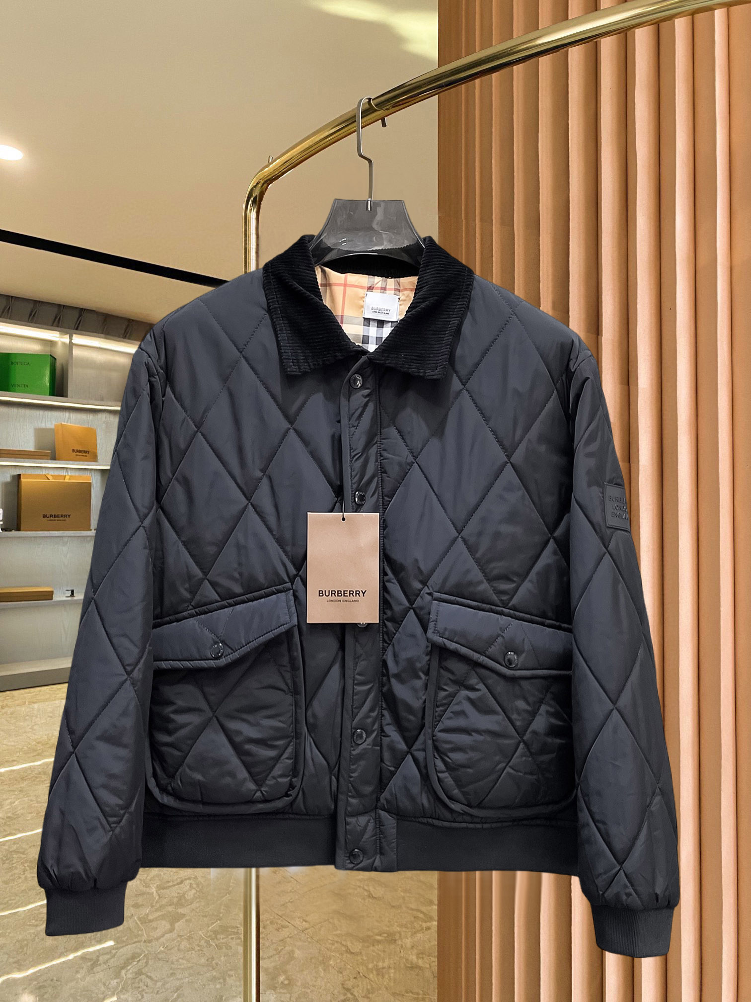 NO:690904,Burberry's new 2025ss winter down jacket with all three standards, the new product on the show is in perfect condition, comfortable and warm, the color is full and attractive, the design is very outstanding, it can easily enhance the fashion sense, the workmanship is extremely sophisticated and rigorous, and the wiring is neat and meticulous!  A masterpiece from a famous designer!  The upper body does not look bloated and is super handsome!  Available sizes M ~ XXXL,,burberry,jackets & coats,down jacket,19860909巴宝莉 三标齐全 2025ss冬季新款羽绒棉服外套,秀场新品品相非常完美,舒适保暖,色泽饱满诱人,非常出彩的设计,轻松将时髦感进阶,做工极为考究严谨,走线工整细致！大牌设计师巨作！上身不显臃肿、超级帅气！现货码数M ～ XXXL,,burberry,jackets & coats,down jacket,,Men's clothing