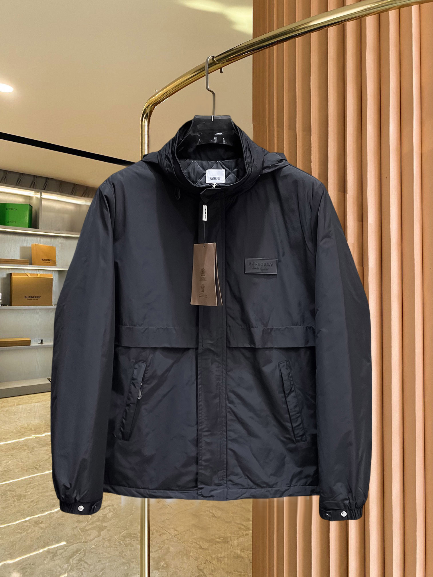 NO:690881,Burberry's new 2025ss winter down jacket with all three standards, the new product on the show is in perfect condition, comfortable and warm, the color is full and attractive, the design is very outstanding, it can easily enhance the fashion sense, the workmanship is extremely sophisticated and rigorous, and the wiring is neat and meticulous!  A masterpiece from a famous designer!  The upper body does not look bloated and is super handsome!  Available sizes M ~ XXXL,,burberry,jackets & coats,down jacket,19860909巴宝莉 三标齐全 2025ss冬季新款羽绒棉服外套,秀场新品品相非常完美,舒适保暖,色泽饱满诱人,非常出彩的设计,轻松将时髦感进阶,做工极为考究严谨,走线工整细致！大牌设计师巨作！上身不显臃肿、超级帅气！现货码数M ～ XXXL,,burberry,jackets & coats,down jacket,,Men's clothing