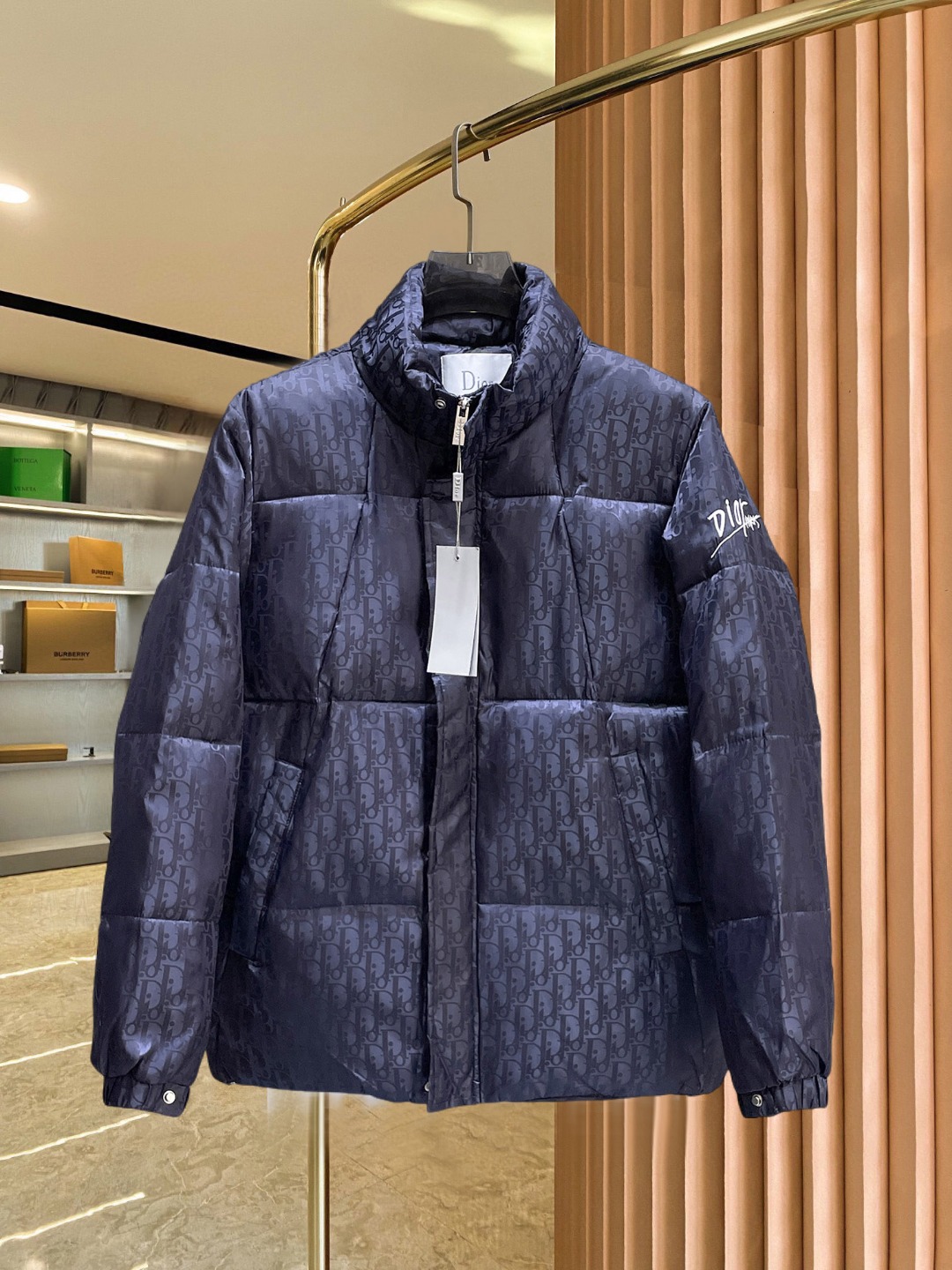 NO:690884,Dior's 2025ss new winter down jacket with complete three standards, the new product on the show is in perfect condition, comfortable and warm, the color is full and attractive, the design is very brilliant, it can easily enhance the fashion sense, the workmanship is extremely sophisticated and rigorous, and the wiring is neat and meticulous!  A masterpiece from a famous designer!  The upper body does not look bloated and is super handsome!  Available sizes M ~ XXXL,, dior, jackets & coats, down jacket,19860909迪奥 三标齐全 2025ss冬季新款羽绒棉服外套,秀场新品品相非常完美,舒适保暖,色泽饱满诱人,非常出彩的设计,轻松将时髦感进阶,做工极为考究严谨,走线工整细致！大牌设计师巨作！上身不显臃肿、超级帅气！现货码数M ～ XXXL,,dior,jackets & coats,down jacket,,Men's clothing