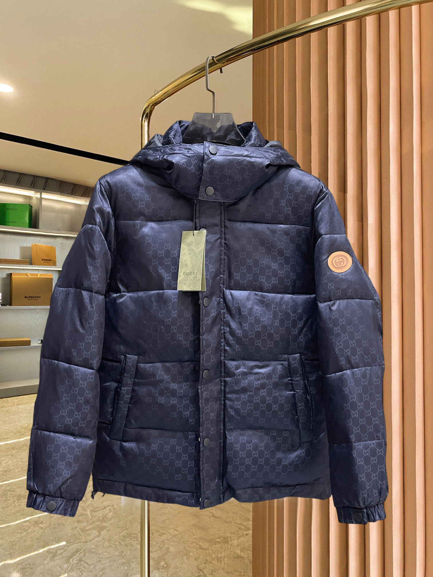 NO:690887,Gucci's new 2025ss winter down jacket with all three standards, the new product on the show is in perfect condition, comfortable and warm, the color is full and attractive, the design is very outstanding, it can easily enhance the sense of fashion, the workmanship is extremely sophisticated and rigorous, and the wiring is neat and meticulous!  A masterpiece from a famous designer!  The upper body does not look bloated and is super handsome!  Available sizes M ~ XXXL,,jackets & coats,down jacket,19860909古奇 三标齐全 2025ss冬季新款羽绒棉服外套,秀场新品品相非常完美,舒适保暖,色泽饱满诱人,非常出彩的设计,轻松将时髦感进阶,做工极为考究严谨,走线工整细致！大牌设计师巨作！上身不显臃肿、超级帅气！现货码数M ～ XXXL,,jackets & coats,down jacket,,Men's clothing