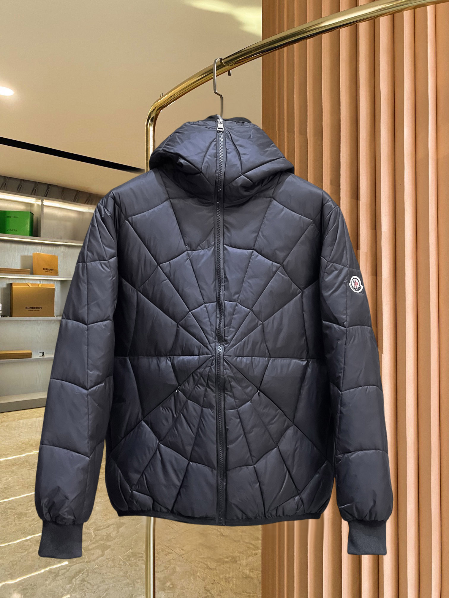 NO:690890,Mengkou, complete with three standards, 2025ss new winter down jacket, the new product in the show is in perfect condition, comfortable and warm, the color is full and attractive, the very outstanding design can easily enhance the fashion sense, the workmanship is extremely sophisticated and rigorous, and the wiring is neat and meticulous!  A masterpiece from a famous designer!  The upper body does not look bloated and is super handsome!  Available sizes M ~ XXXL,,Moncler,jackets & coats,down jacket,19860909蒙口 三标齐全 2025ss冬季新款羽绒棉服外套,秀场新品品相非常完美,舒适保暖,色泽饱满诱人,非常出彩的设计,轻松将时髦感进阶,做工极为考究严谨,走线工整细致！大牌设计师巨作！上身不显臃肿、超级帅气！现货码数M ～ XXXL,,Moncler,jackets & coats,down jacket,,Men's clothing