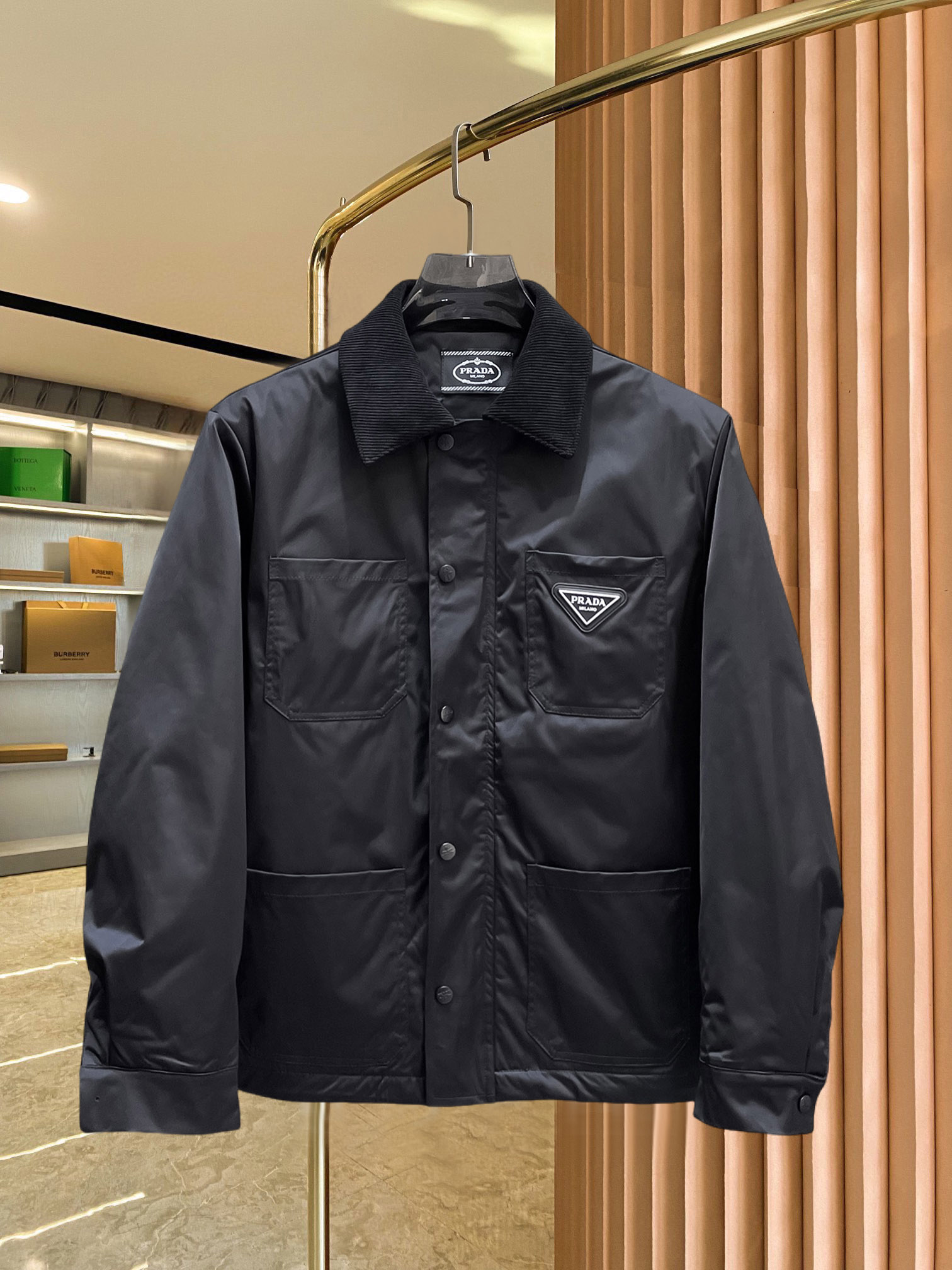 NO:690894,Prada's new 2025ss winter down jacket with all three standards is in perfect condition. It's comfortable and warm, and the color is full and attractive. The design is very outstanding, and it can easily enhance the sense of fashion. The workmanship is extremely sophisticated and rigorous, and the wiring is neat and meticulous!  A masterpiece from a famous designer!  The upper body does not look bloated and is super handsome!  Available sizes M ~ XXXL,,prada,jackets & coats,down jacket,19860909普拉达 三标齐全 2025ss冬季新款羽绒棉服外套,秀场新品品相非常完美,舒适保暖,色泽饱满诱人,非常出彩的设计,轻松将时髦感进阶,做工极为考究严谨,走线工整细致！大牌设计师巨作！上身不显臃肿、超级帅气！现货码数M ～ XXXL,,prada,jackets & coats,down jacket,,Men's clothing