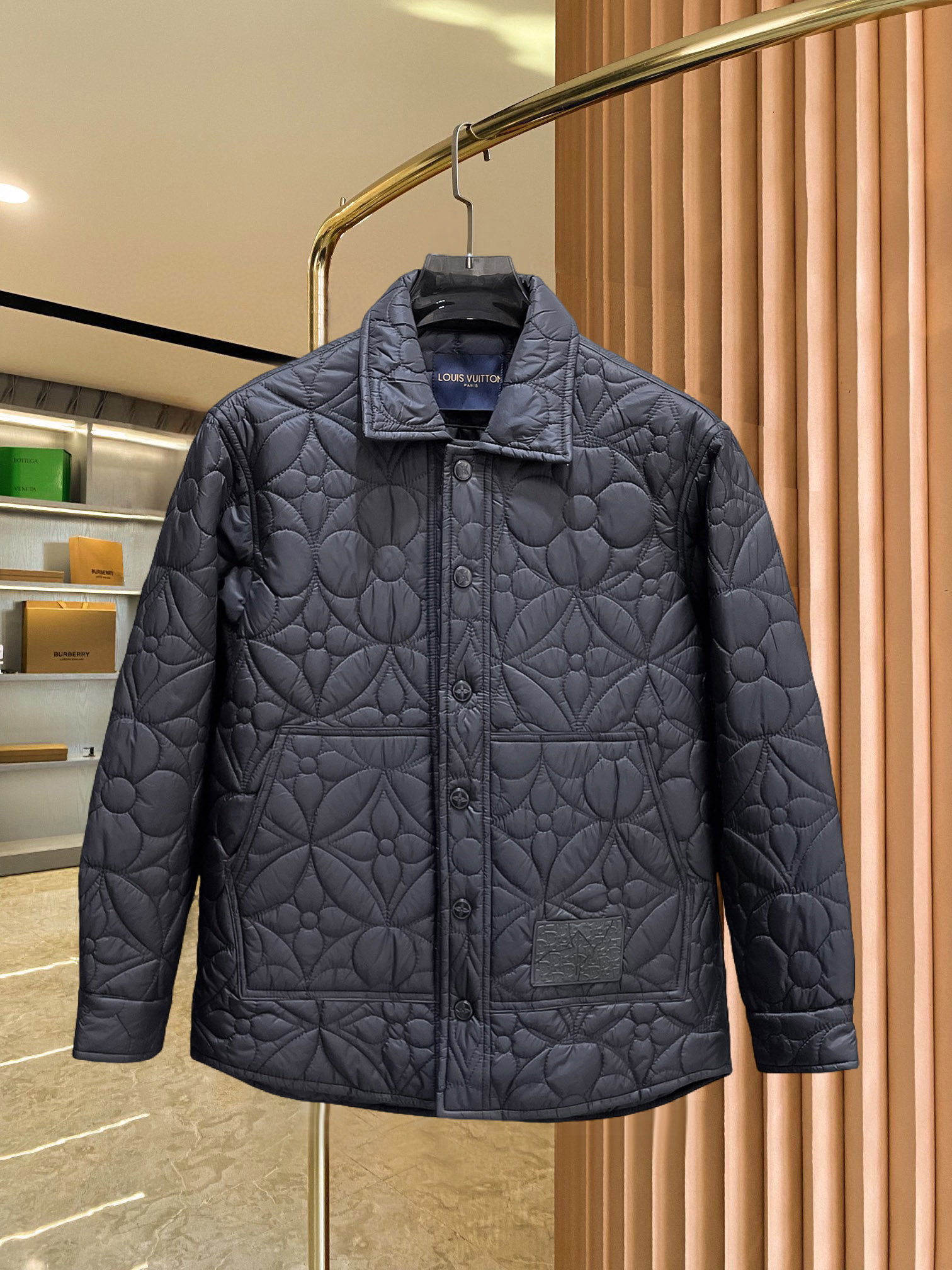 NO:690896,LV three-standard complete 2025ss winter new down jacket, the new product on the show is in perfect condition, comfortable and warm, the color is full and attractive, the design is very outstanding, it can easily enhance the fashion sense, the workmanship is extremely sophisticated and rigorous, and the wiring is neat and meticulous!  A masterpiece from a famous designer!  The upper body does not look bloated and is super handsome!  Available sizes M ~ XXXL,,louis vuitton,jackets & coats,down jacket,19860909LV 三标齐全 2025ss冬季新款羽绒棉服外套,秀场新品品相非常完美,舒适保暖,色泽饱满诱人,非常出彩的设计,轻松将时髦感进阶,做工极为考究严谨,走线工整细致！大牌设计师巨作！上身不显臃肿、超级帅气！现货码数M ～ XXXL,,louis vuitton,jackets & coats,down jacket,,Men's clothing