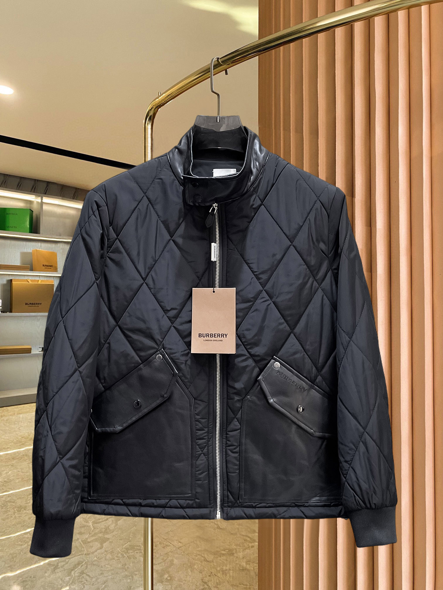 NO:690901,LV three-standard complete 2025ss winter new down jacket, the new product on the show is in perfect condition, comfortable and warm, the color is full and attractive, the design is very outstanding, it can easily enhance the fashion sense, the workmanship is extremely sophisticated and rigorous, and the wiring is neat and meticulous!  A masterpiece from a famous designer!  The upper body does not look bloated and is super handsome!  Available sizes M ~ XXXL,,louis vuitton,jackets & coats,down jacket,19860909LV 三标齐全 2025ss冬季新款羽绒棉服外套,秀场新品品相非常完美,舒适保暖,色泽饱满诱人,非常出彩的设计,轻松将时髦感进阶,做工极为考究严谨,走线工整细致！大牌设计师巨作！上身不显臃肿、超级帅气！现货码数M ～ XXXL,,louis vuitton,jackets & coats,down jacket,,Men's clothing