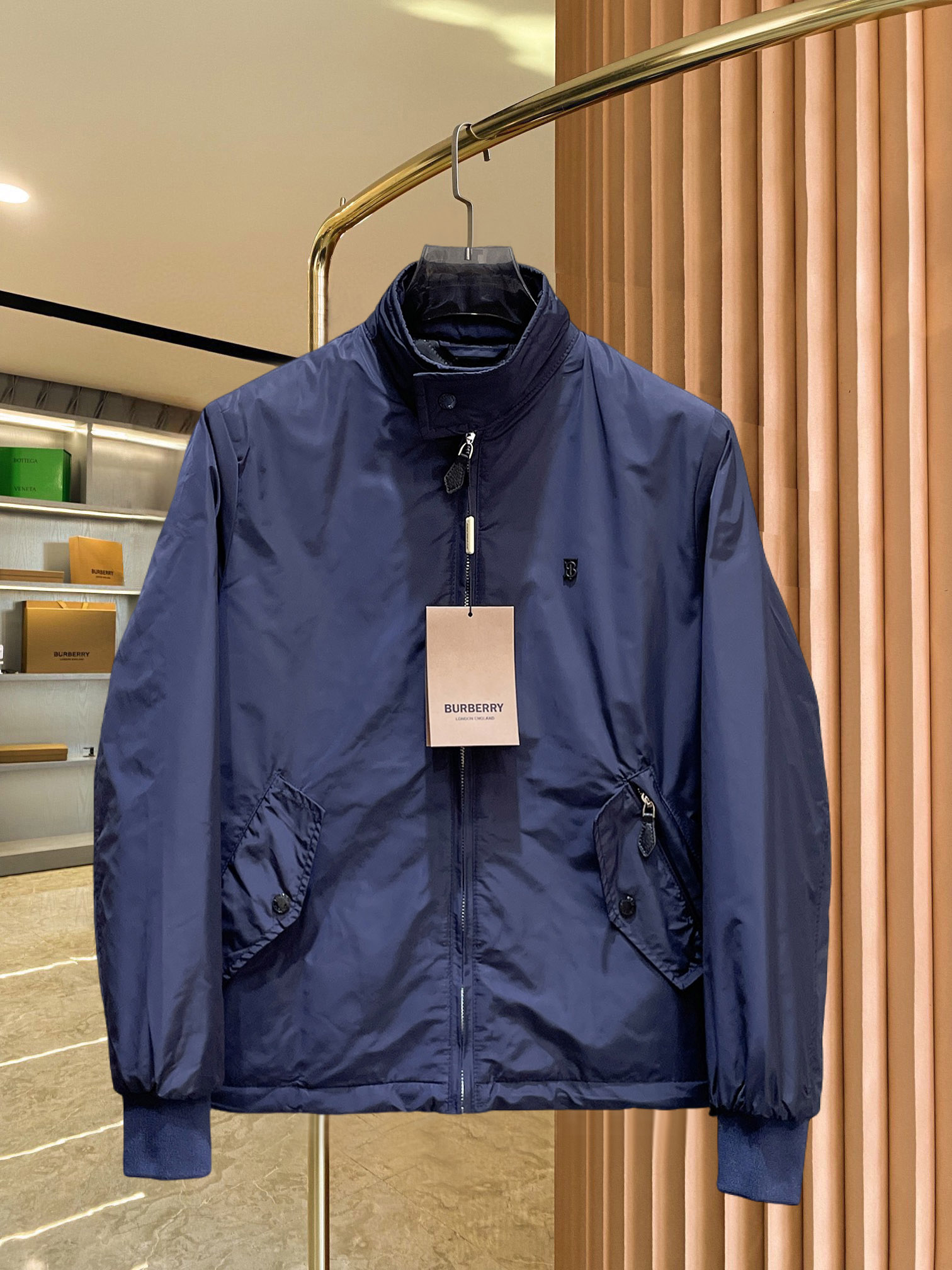 NO:690899,Burberry's new 2025ss winter down jacket with all three standards, the new product on the show is in perfect condition, comfortable and warm, the color is full and attractive, the design is very outstanding, it can easily enhance the fashion sense, the workmanship is extremely sophisticated and rigorous, and the wiring is neat and meticulous!  A masterpiece from a famous designer!  The upper body does not look bloated and is super handsome!  Available sizes M ~ XXXL,,burberry,jackets & coats,down jacket,19860909巴宝莉 三标齐全 2025ss冬季新款羽绒棉服外套,秀场新品品相非常完美,舒适保暖,色泽饱满诱人,非常出彩的设计,轻松将时髦感进阶,做工极为考究严谨,走线工整细致！大牌设计师巨作！上身不显臃肿、超级帅气！现货码数M ～ XXXL,,burberry,jackets & coats,down jacket,,Men's clothing