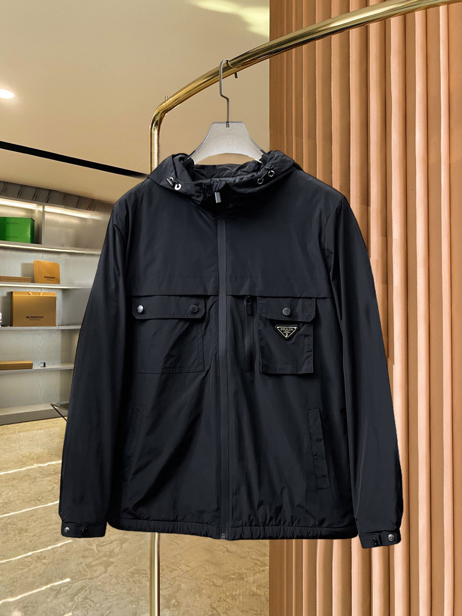 NO:690902,Prada's new 2025ss winter down jacket with all three standards is in perfect condition. It's comfortable and warm, and the color is full and attractive. The design is very outstanding, and it can easily enhance the sense of fashion. The workmanship is extremely sophisticated and rigorous, and the wiring is neat and meticulous!  A masterpiece from a famous designer!  The upper body does not look bloated and is super handsome!  Available sizes M ~ XXXL,,prada,jackets & coats,down jacket,19860909普拉达 三标齐全 2025ss冬季新款羽绒棉服外套,秀场新品品相非常完美,舒适保暖,色泽饱满诱人,非常出彩的设计,轻松将时髦感进阶,做工极为考究严谨,走线工整细致！大牌设计师巨作！上身不显臃肿、超级帅气！现货码数M ～ XXXL,,prada,jackets & coats,down jacket,,Men's clothing