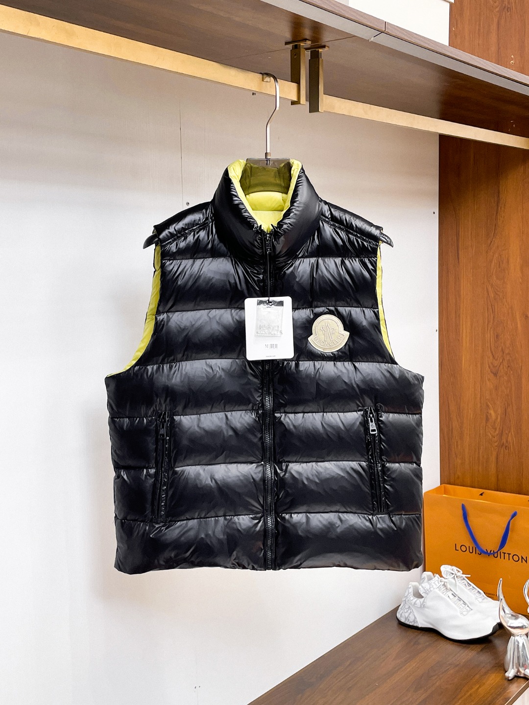 NO:612223,Mengkou's 2025 autumn and winter new down vest, all 90 down. With the classic logo combination, it is full of visual impact at first sight. It has better thermal insulation performance, is light and not heavy, and has good fluff recovery after compression, and it can gather heat and lock in temperature!  Personalized color matching design, fresh and energetic!  There are too many versions circulating in the market. In addition to the different fabrics and workmanship, the biggest difference is that the filling is not goose down at all but feather silk or velvet, etc., and it is not easy to distinguish for those who don’t understand. In addition, the fabrics and workmanship are definitely not of the same level. In short, look for us and you will never go astray. All the exclusive full colors are purchased from genuine development. If you understand the quality of our down jackets, you can safely recommend it with your eyes closed. The three standards are complete!  Uniform series for men and women!  Size M-3XL. Can be worn up to 200 pounds, Moncler, down jacket, alexander wang19860909蒙口 2025秋冬新款羽绒马甲,全部90绒的.带着经典的Logo组合搭配,第一眼看到就是满满的视觉冲击,保暖性能更出色,轻便不厚重,且压缩后的蓬松度恢复性好,聚热锁温！个性的拼色设计,清新有活力！市面流通的版本实在太多了,除了面料做工不同外,最大的区别就是填充物根本不是鹅绒而是羽丝或手感绒等等,而不懂的根本不容易区分.另外面料和做工也绝对不是一个级别,总之认准我们,让你绝对不跑偏,独家全色全部购入正版开发,懂我们家羽绒服质量的,完全可以放心闭眼推.三标齐全！男女同款系列！码数M-3XL.最大穿到200斤,,Moncler,down jacket,alexander wang,Men's clothing