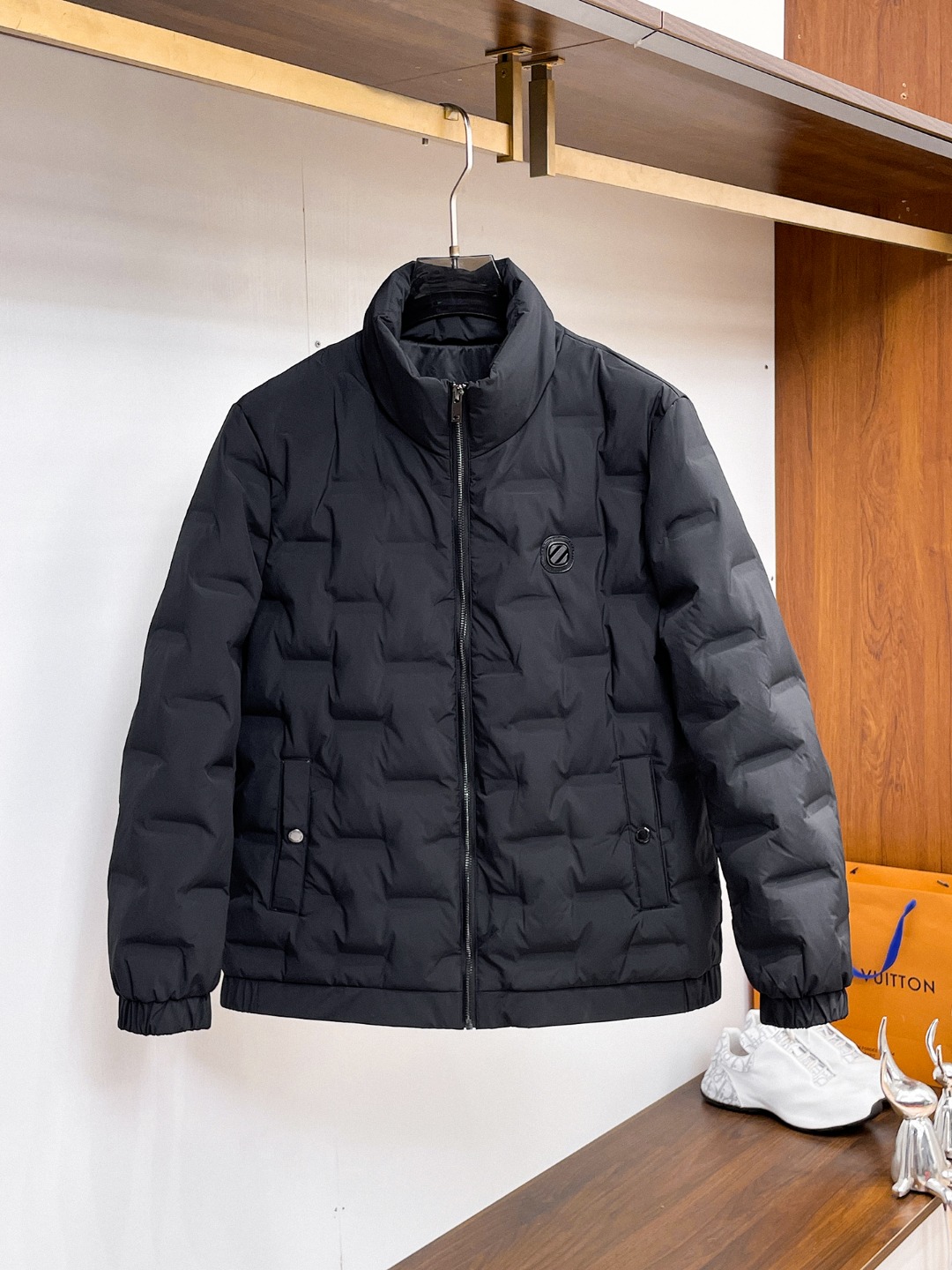 NO:612238,Ermenegildo Zegna's new 2025 autumn and winter down jacket. This is known as the most expensive down jacket in the world, with 90 down in total. With a classic logo combination, it is full of visual impact at first sight. It has better thermal insulation performance, is light and not heavy, and has good loft recovery after compression, and it can gather heat and lock in temperature!  Personalized color matching design, fresh and energetic!  There are too many versions circulating in the market. In addition to the different fabrics and workmanship, the biggest difference is that the filling is not goose down at all but feather silk or velvet, etc., and it is not easy to distinguish for those who don’t understand. In addition, the fabrics and workmanship are definitely not of the same level. In short, look for us and you will never go astray. All the exclusive full colors are purchased from genuine development. If you understand the quality of our down jackets, you can safely recommend it with your eyes closed. The three standards are complete!  Uniform series for men and women!  Size M-3XL. Can be worn up to 200 pounds,,zegna,down jacket,alexander wang19860909杰尼亚 2025秋冬新款羽绒服.这款号称羽绒服届最贵的,全部90绒的.带着经典的Logo组合搭配,第一眼看到就是满满的视觉冲击,保暖性能更出色,轻便不厚重,且压缩后的蓬松度恢复性好,聚热锁温！个性的拼色设计,清新有活力！市面流通的版本实在太多了,除了面料做工不同外,最大的区别就是填充物根本不是鹅绒而是羽丝或手感绒等等,而不懂的根本不容易区分.另外面料和做工也绝对不是一个级别,总之认准我们,让你绝对不跑偏,独家全色全部购入正版开发,懂我们家羽绒服质量的,完全可以放心闭眼推.三标齐全！男女同款系列！码数M-3XL.最大穿到200斤,,zegna,down jacket,alexander wang,Men's clothing