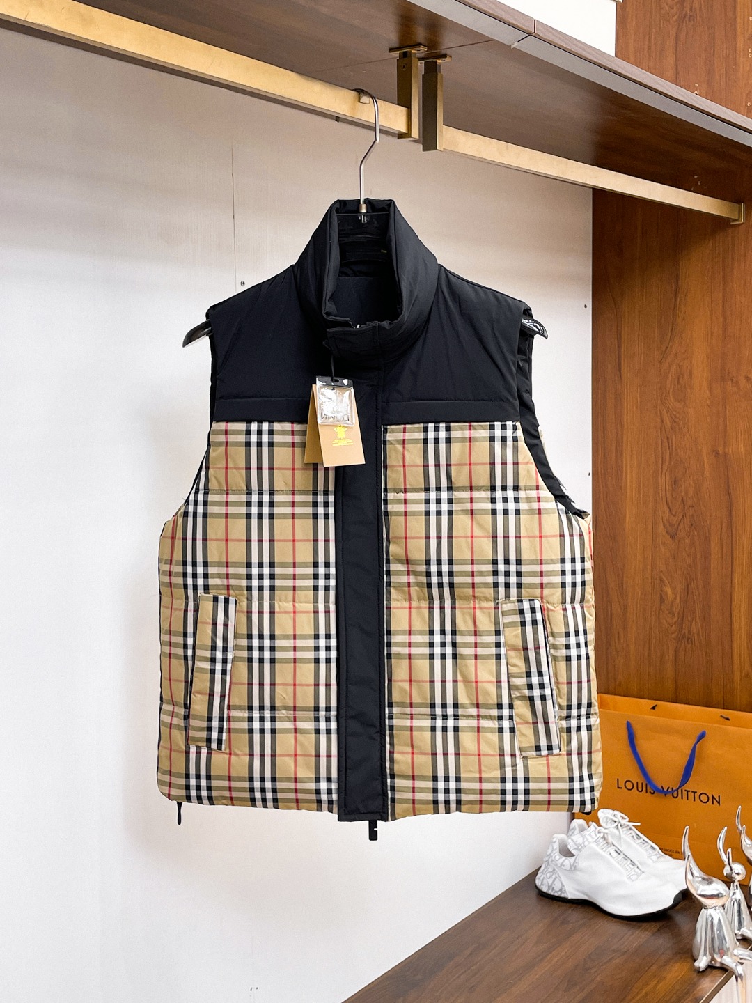 NO:612218,Burberry's new 2025 autumn and winter down vests, all 90 down. With the classic logo combination, it is full of visual impact at first sight. It has better thermal insulation performance, is light and not heavy, and has good fluff recovery after compression, and it can gather heat and lock in temperature!  Personalized color matching design, fresh and energetic!  There are too many versions circulating in the market. In addition to the different fabrics and workmanship, the biggest difference is that the filling is not goose down at all but feather silk or velvet, etc., and it is not easy to distinguish for those who don’t understand. In addition, the fabrics and workmanship are definitely not of the same level. In short, look for us and you will never go astray. All the exclusive full colors are purchased from genuine development. If you understand the quality of our down jackets, you can safely recommend it with your eyes closed. The three standards are complete!  Uniform series for men and women!  Size M-3XL. Can be worn up to 200 pounds, burberry, down jacket, alexander wang19860909巴宝莉 2025秋冬新款羽绒马甲,全部90绒的.带着经典的Logo组合搭配,第一眼看到就是满满的视觉冲击,保暖性能更出色,轻便不厚重,且压缩后的蓬松度恢复性好,聚热锁温！个性的拼色设计,清新有活力！市面流通的版本实在太多了,除了面料做工不同外,最大的区别就是填充物根本不是鹅绒而是羽丝或手感绒等等,而不懂的根本不容易区分.另外面料和做工也绝对不是一个级别,总之认准我们,让你绝对不跑偏,独家全色全部购入正版开发,懂我们家羽绒服质量的,完全可以放心闭眼推.三标齐全！男女同款系列！码数M-3XL.最大穿到200斤,,burberry,down jacket,alexander wang,Men's clothing