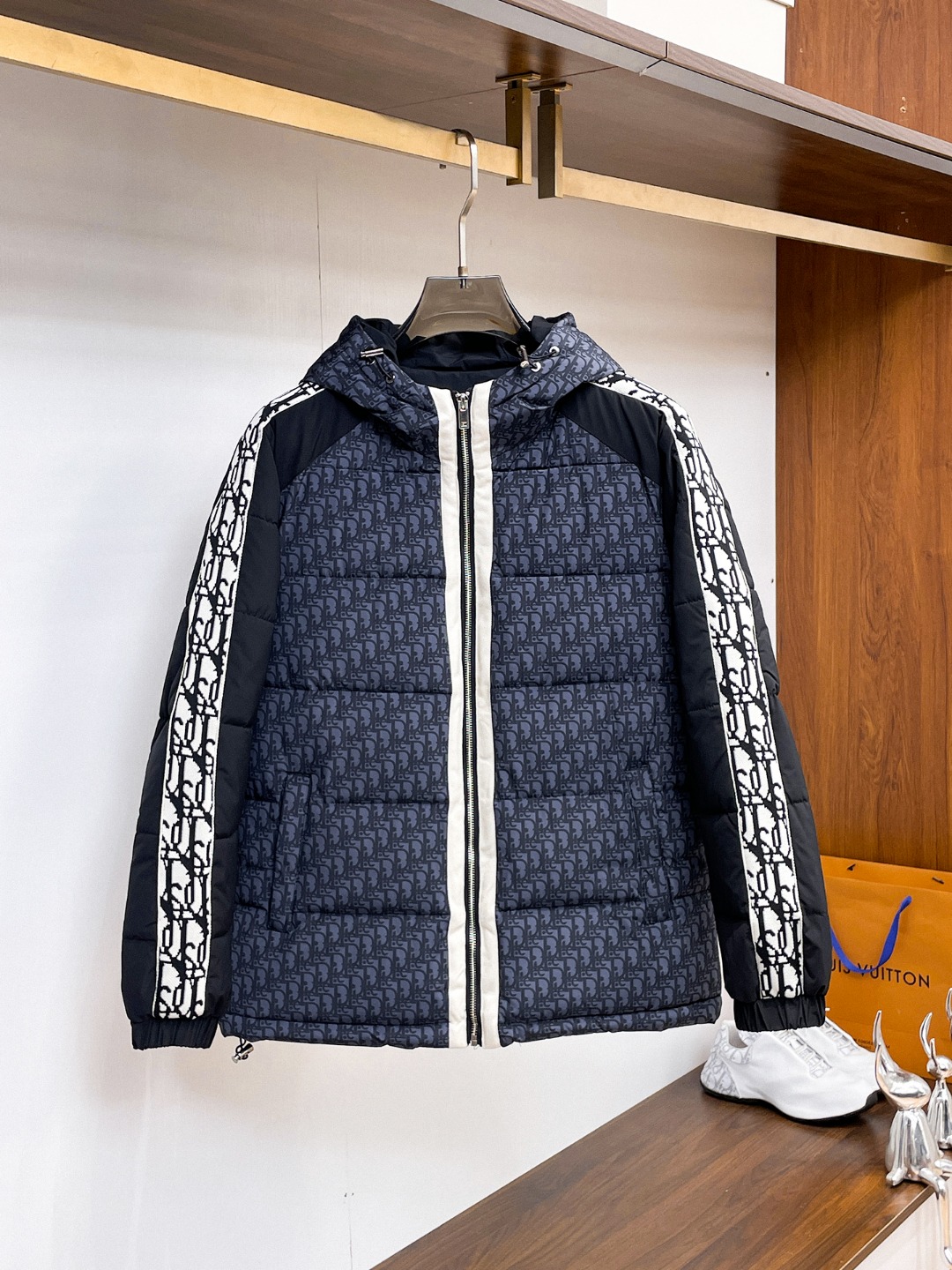 NO:612243,Dior's 2025ss new winter down jacket with complete three standards, the new product on the show is in perfect condition, comfortable and warm, the color is full and attractive, the design is very brilliant, it can easily enhance the fashion sense, the workmanship is extremely sophisticated and rigorous, and the wiring is neat and meticulous!  A masterpiece from a famous designer!  The upper body does not look bloated and is super handsome!  Available sizes M ~ XXXL,,dior,jackets & coats,down jacket,alexander wang19860909迪奥 三标齐全 2025ss冬季新款羽绒棉服外套,秀场新品品相非常完美,舒适保暖,色泽饱满诱人,非常出彩的设计,轻松将时髦感进阶,做工极为考究严谨,走线工整细致！大牌设计师巨作！上身不显臃肿、超级帅气！现货码数M ～ XXXL,,dior,jackets & coats,down jacket,alexander wang,Men's clothing