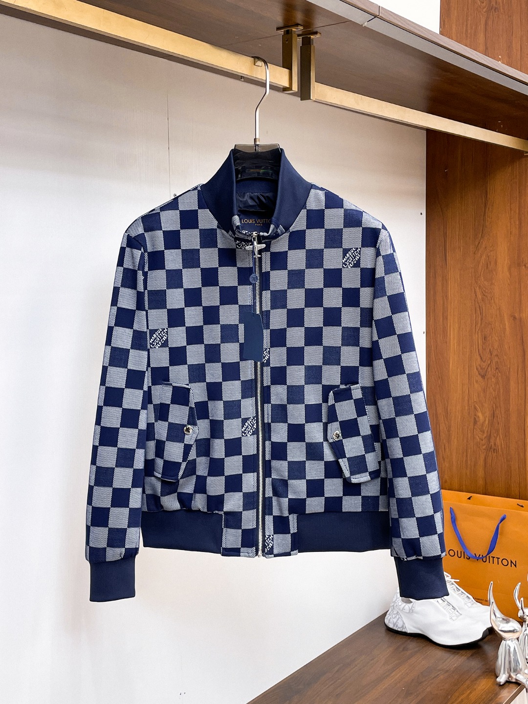 NO:612213,LV 2025 autumn new jacket, the new product on the show is in perfect condition, comfortable and warm, complete with three labels, full and attractive color, very outstanding design, easily upgrades the fashion sense, extremely sophisticated workmanship, neat and meticulous wiring!  A masterpiece from a famous designer!  The upper body does not look bloated and is super handsome!  Available sizes M ~ XXXL,,louis vuitton,jackets & coats,jackets & coats,alexander wang19860909Lv 2025秋季新款夹克外套,秀场新品品相非常完美,舒适保暖,三标齐全色泽饱满诱人,非常出彩的设计,轻松将时髦感进阶,做工极为考究严谨,走线工整细致！大牌设计师巨作！上身不显臃肿、超级帅气！现货码数M ～ XXXL,,louis vuitton,jackets & coats,jackets & coats,alexander wang,Men's clothing