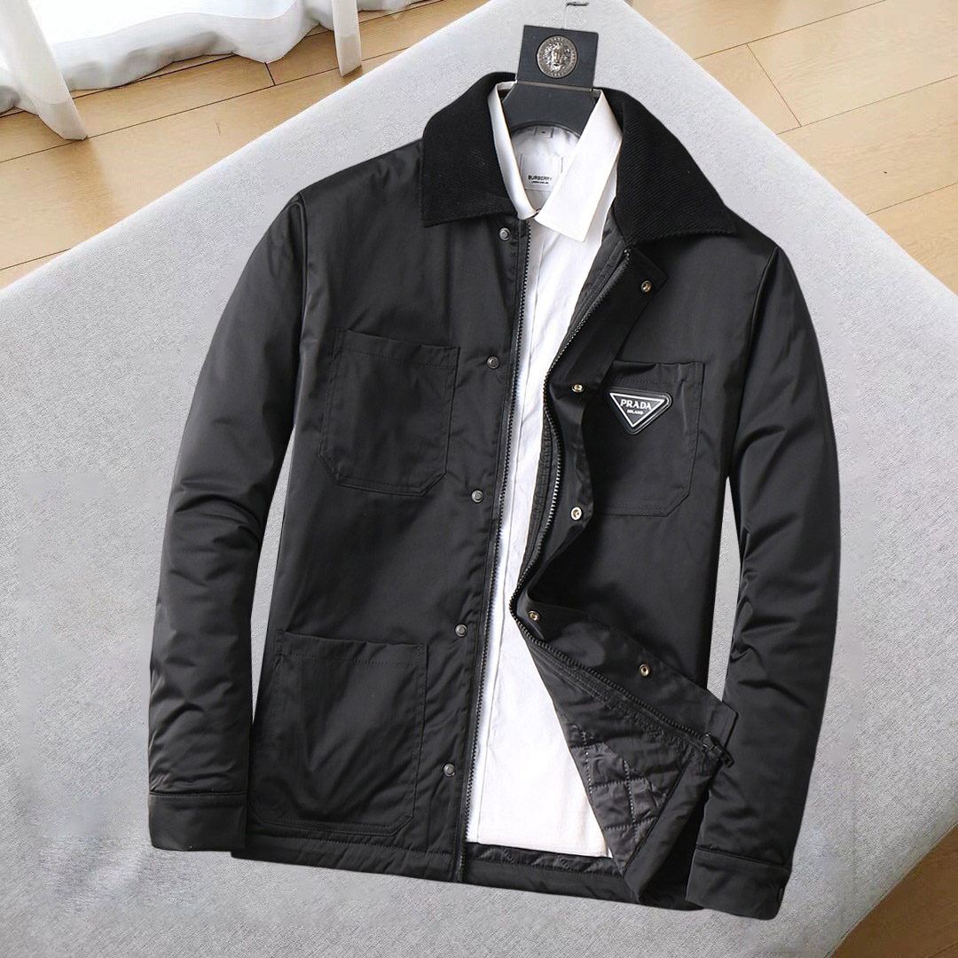 NO:685299,Prada's new 2025ss winter down jacket with all three standards is in perfect condition. It's comfortable and warm, and the color is full and attractive. The design is very outstanding, and it can easily enhance the sense of fashion. The workmanship is extremely sophisticated and rigorous, and the wiring is neat and meticulous!  A masterpiece from a famous designer!  The upper body does not look bloated and is super handsome!  Available sizes M ~ XXXL,,prada,jackets & coats,down jacket,19860909普拉达 三标齐全 2025ss冬季新款羽绒棉服外套,秀场新品品相非常完美,舒适保暖,色泽饱满诱人,非常出彩的设计,轻松将时髦感进阶,做工极为考究严谨,走线工整细致！大牌设计师巨作！上身不显臃肿、超级帅气！现货码数M ～ XXXL,,prada,jackets & coats,down jacket,,Men's clothing