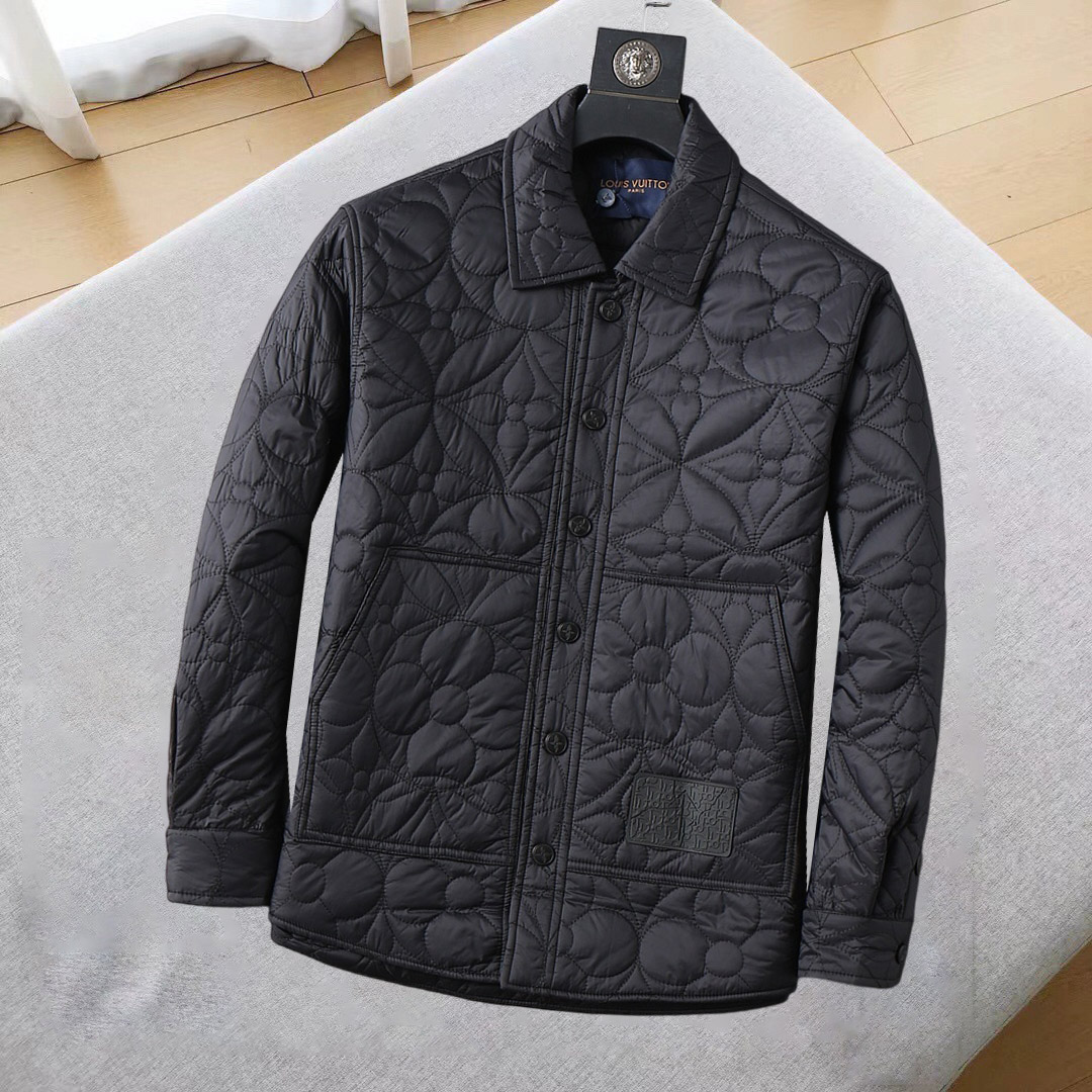 NO:685301,LV three-standard complete 2025ss winter new down jacket, the new product on the show is in perfect condition, comfortable and warm, the color is full and attractive, the design is very outstanding, it can easily enhance the fashion sense, the workmanship is extremely sophisticated and rigorous, and the wiring is neat and meticulous!  A masterpiece from a famous designer!  The upper body does not look bloated and is super handsome!  Available sizes M ~ XXXL,,louis vuitton,jackets & coats,down jacket,19860909Lv 三标齐全 2025ss冬季新款羽绒棉服外套,秀场新品品相非常完美,舒适保暖,色泽饱满诱人,非常出彩的设计,轻松将时髦感进阶,做工极为考究严谨,走线工整细致！大牌设计师巨作！上身不显臃肿、超级帅气！现货码数M ～ XXXL,,louis vuitton,jackets & coats,down jacket,,Men's clothing