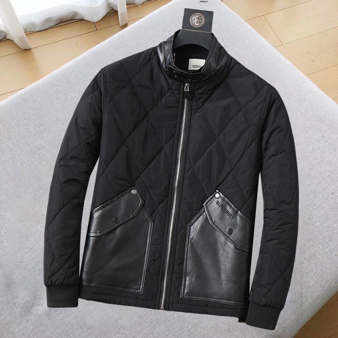 NO:685303,Burberry's new 2025ss winter down jacket with all three standards, the new product on the show is in perfect condition, comfortable and warm, the color is full and attractive, the design is very outstanding, it can easily enhance the fashion sense, the workmanship is extremely sophisticated and rigorous, and the wiring is neat and meticulous!  A masterpiece from a famous designer!  The upper body does not look bloated and is super handsome!  Available sizes M ~ XXXL,,burberry,jackets & coats,down jacket,19860909巴宝莉 三标齐全 2025ss冬季新款羽绒棉服外套,秀场新品品相非常完美,舒适保暖,色泽饱满诱人,非常出彩的设计,轻松将时髦感进阶,做工极为考究严谨,走线工整细致！大牌设计师巨作！上身不显臃肿、超级帅气！现货码数M ～ XXXL,,burberry,jackets & coats,down jacket,,Men's clothing