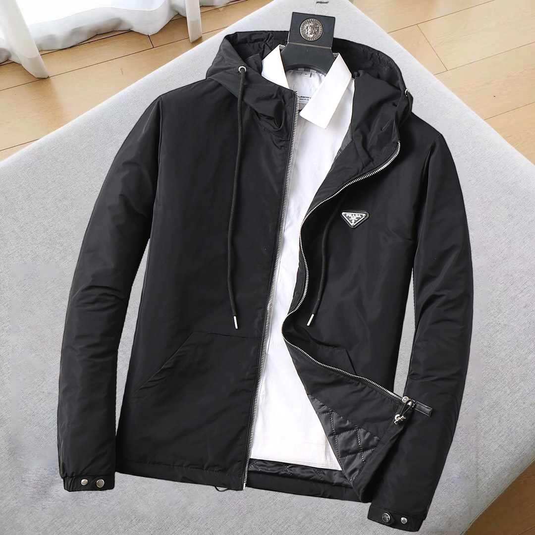 NO:685271,Prada's new 2025ss winter down jacket with all three standards is in perfect condition. It's comfortable and warm, and the color is full and attractive. The design is very outstanding, and it can easily enhance the sense of fashion. The workmanship is extremely sophisticated and rigorous, and the wiring is neat and meticulous!  A masterpiece from a famous designer!  The upper body does not look bloated and is super handsome!  Available sizes M ~ XXXL,,prada,jackets & coats,down jacket,19860909普拉达 三标齐全 2025ss冬季新款羽绒棉服外套,秀场新品品相非常完美,舒适保暖,色泽饱满诱人,非常出彩的设计,轻松将时髦感进阶,做工极为考究严谨,走线工整细致！大牌设计师巨作！上身不显臃肿、超级帅气！现货码数M ～ XXXL,,prada,jackets & coats,down jacket,,Men's clothing