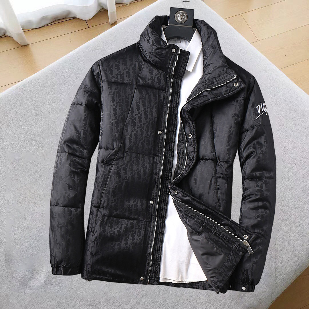 NO:685275,Dior's 2025ss new winter down jacket with complete three standards, the new product on the show is in perfect condition, comfortable and warm, the color is full and attractive, the design is very brilliant, it can easily enhance the fashion sense, the workmanship is extremely sophisticated and rigorous, and the wiring is neat and meticulous!  A masterpiece from a famous designer!  The upper body does not look bloated and is super handsome!  Available sizes M ~ XXXL,, dior, jackets & coats, down jacket,19860909迪奥 三标齐全 2025ss冬季新款羽绒棉服外套,秀场新品品相非常完美,舒适保暖,色泽饱满诱人,非常出彩的设计,轻松将时髦感进阶,做工极为考究严谨,走线工整细致！大牌设计师巨作！上身不显臃肿、超级帅气！现货码数M ～ XXXL,,dior,jackets & coats,down jacket,,Men's clothing