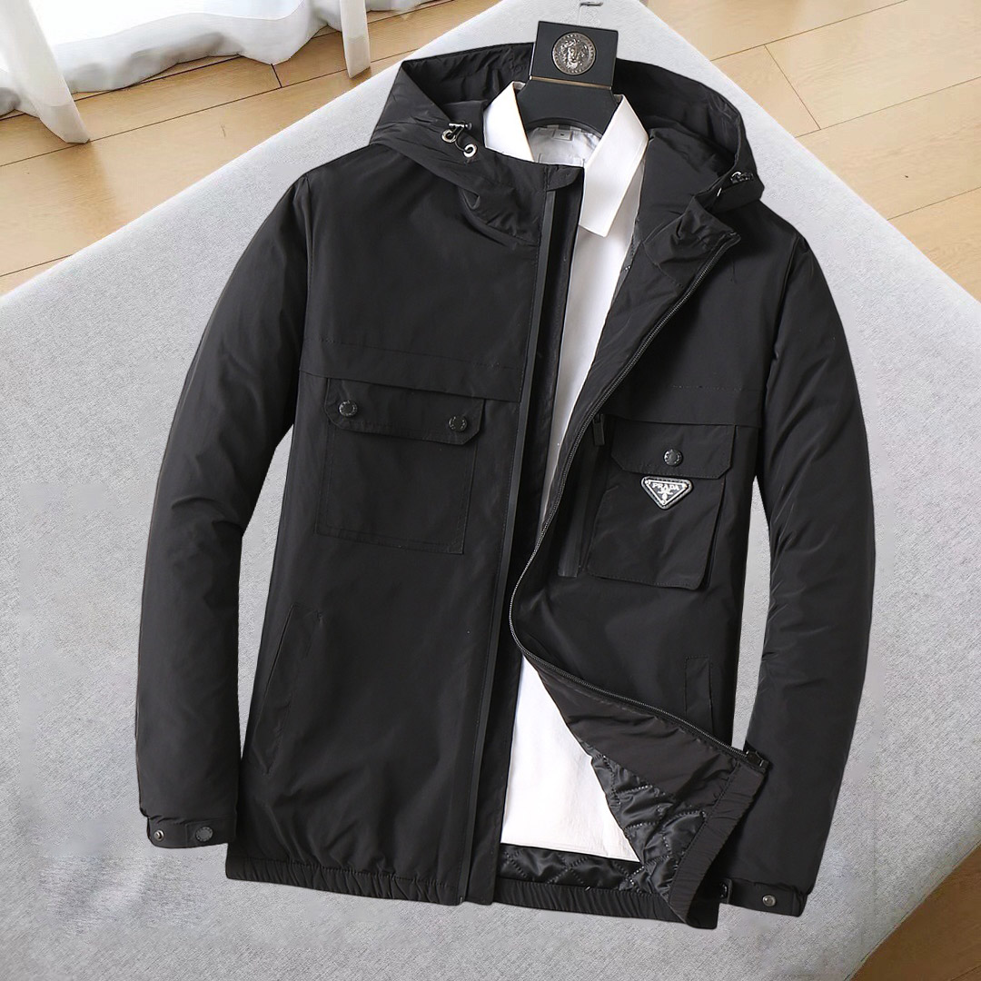 NO:685278,Prada's new 2025ss winter down jacket with all three standards is in perfect condition. It's comfortable and warm, and the color is full and attractive. The design is very outstanding, and it can easily enhance the sense of fashion. The workmanship is extremely sophisticated and rigorous, and the wiring is neat and meticulous!  A masterpiece from a famous designer!  The upper body does not look bloated and is super handsome!  Available sizes M ~ XXXL,,prada,jackets & coats,down jacket,19860909普拉达 三标齐全 2025ss冬季新款羽绒棉服外套,秀场新品品相非常完美,舒适保暖,色泽饱满诱人,非常出彩的设计,轻松将时髦感进阶,做工极为考究严谨,走线工整细致！大牌设计师巨作！上身不显臃肿、超级帅气！现货码数M ～ XXXL,,prada,jackets & coats,down jacket,,Men's clothing