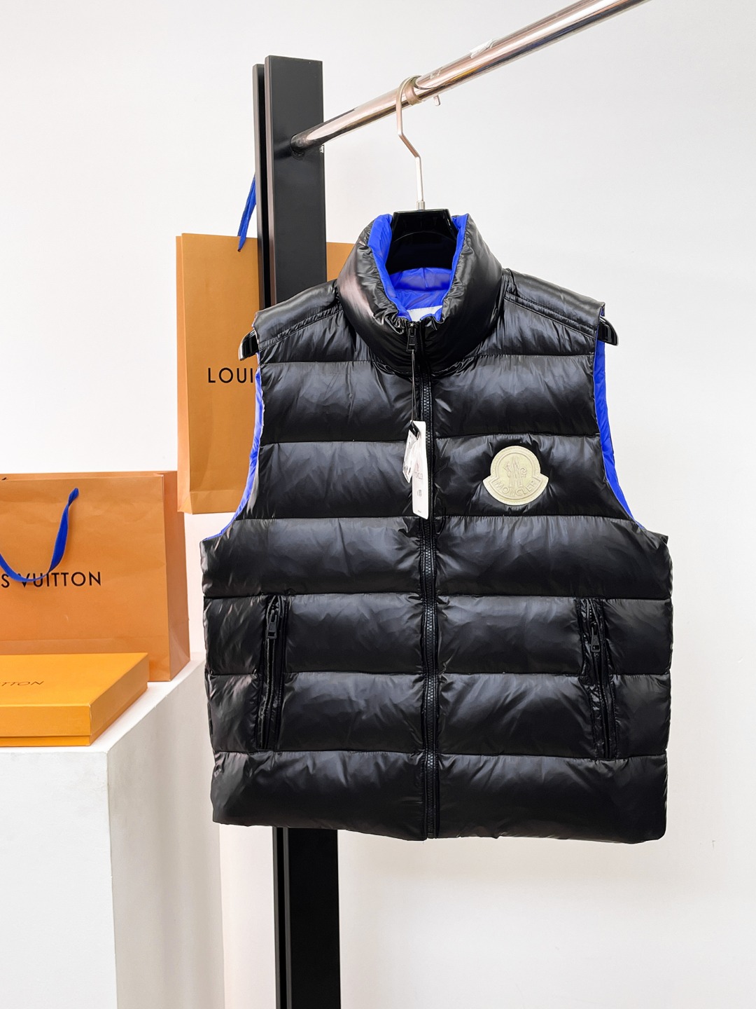 NO:654779,Mengkou's 2025 autumn and winter new down vest, all 90 down. With the classic logo combination, it is full of visual impact at first sight. It has better thermal insulation performance, is light and not heavy, and has good fluff recovery after compression, and it can gather heat and lock in temperature!  Personalized color matching design, fresh and energetic!  There are too many versions circulating in the market. In addition to the different fabrics and workmanship, the biggest difference is that the filling is not goose down at all but feather silk or velvet, etc., and it is not easy to distinguish for those who don’t understand. In addition, the fabrics and workmanship are definitely not of the same level. In short, look for us and you will never go astray. All the exclusive full colors are purchased from genuine development. If you understand the quality of our down jackets, you can safely recommend it with your eyes closed. The three standards are complete!  Uniform series for men and women!  Size M-3XL. Can be worn up to 200 pounds, Moncler, down jacket, alexander wang19860909蒙口 2025秋冬新款羽绒马甲,全部90绒的.带着经典的Logo组合搭配,第一眼看到就是满满的视觉冲击,保暖性能更出色,轻便不厚重,且压缩后的蓬松度恢复性好,聚热锁温！个性的拼色设计,清新有活力！市面流通的版本实在太多了,除了面料做工不同外,最大的区别就是填充物根本不是鹅绒而是羽丝或手感绒等等,而不懂的根本不容易区分.另外面料和做工也绝对不是一个级别,总之认准我们,让你绝对不跑偏,独家全色全部购入正版开发,懂我们家羽绒服质量的,完全可以放心闭眼推.三标齐全！男女同款系列！码数M-3XL.最大穿到200斤,,Moncler,down jacket,alexander wang,Men's clothing