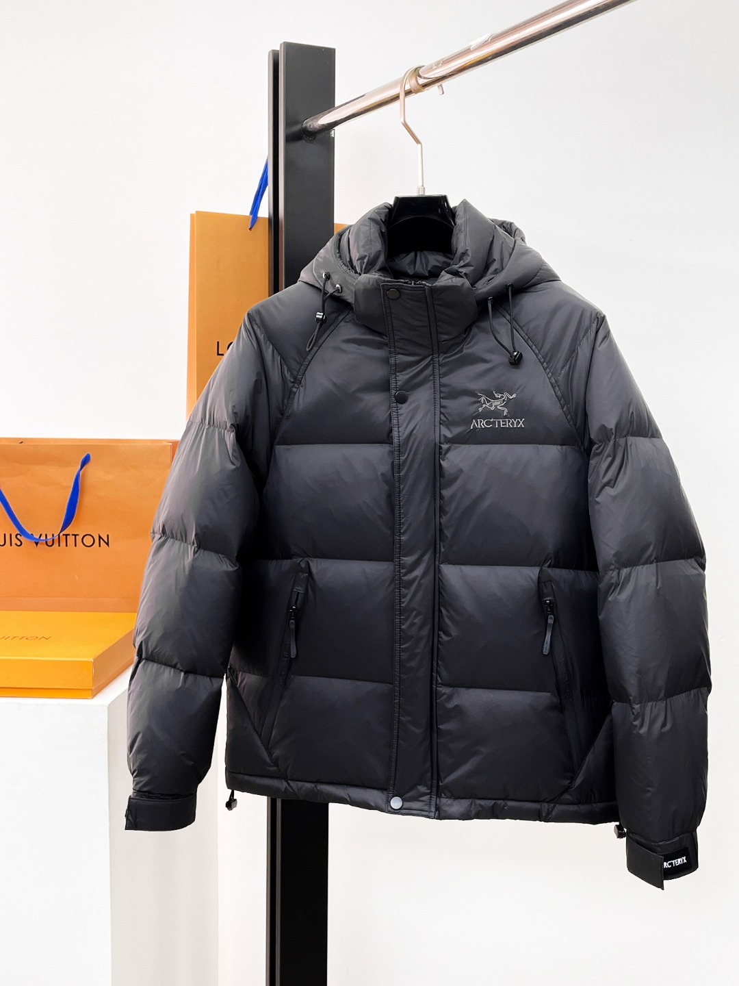 NO:654792,Arc'teryx's new 2025 autumn and winter down jacket. This is known as the most expensive down jacket in the world, all 90 down. With a classic logo combination, it is full of visual impact at first sight. It has better thermal insulation performance, is light and not heavy, and has good loft recovery after compression, and it can gather heat and lock in temperature!  Personalized color matching design, fresh and energetic!  There are too many versions circulating in the market. In addition to the different fabrics and workmanship, the biggest difference is that the filling is not goose down at all but feather silk or velvet, etc., and it is not easy to distinguish for those who don’t understand. In addition, the fabrics and workmanship are definitely not of the same level. In short, look for us and you will never go astray. All the exclusive full colors are purchased from genuine development. If you understand the quality of our down jackets, you can safely recommend it with your eyes closed. The three standards are complete!  Uniform series for men and women!  Size M-3XL. Can be worn up to 200 pounds, arc'teryx, down jacket, alexander wang19860909始祖鸟 2025秋冬新款羽绒服.这款号称羽绒服届最贵的,全部90绒的.带着经典的Logo组合搭配,第一眼看到就是满满的视觉冲击,保暖性能更出色,轻便不厚重,且压缩后的蓬松度恢复性好,聚热锁温！个性的拼色设计,清新有活力！市面流通的版本实在太多了,除了面料做工不同外,最大的区别就是填充物根本不是鹅绒而是羽丝或手感绒等等,而不懂的根本不容易区分.另外面料和做工也绝对不是一个级别,总之认准我们,让你绝对不跑偏,独家全色全部购入正版开发,懂我们家羽绒服质量的,完全可以放心闭眼推.三标齐全！男女同款系列！码数M-3XL.最大穿到200斤,arc'teryx,down jacket,alexander wang,Men's clothing