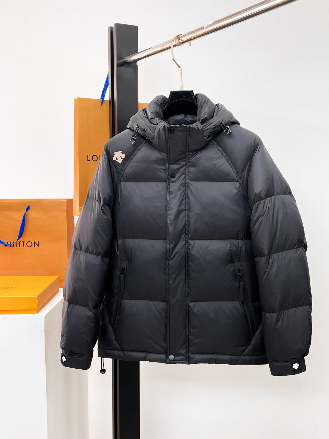 NO:654796,Descente's new 2025 autumn and winter down jacket. This is known as the most expensive down jacket in the world, all 90 down. With a classic logo combination, it is full of visual impact at first sight. It has better thermal insulation performance, is light and not heavy, and has good loft recovery after compression, and it can gather heat and lock in temperature!  Personalized color matching design, fresh and energetic!  There are too many versions circulating in the market. In addition to the different fabrics and workmanship, the biggest difference is that the filling is not goose down at all but feather silk or velvet, etc., and it is not easy to distinguish for those who don’t understand. In addition, the fabrics and workmanship are definitely not of the same level. In short, look for us and you will never go astray. All the exclusive full colors are purchased from genuine development. If you understand the quality of our down jackets, you can safely recommend it with your eyes closed. The three standards are complete!  Uniform series for men and women!  Size M-3XL. Can be worn up to 200 pounds,,down jacket,alexander wang19860909迪桑特 2025秋冬新款羽绒服.这款号称羽绒服届最贵的,全部90绒的.带着经典的Logo组合搭配,第一眼看到就是满满的视觉冲击,保暖性能更出色,轻便不厚重,且压缩后的蓬松度恢复性好,聚热锁温！个性的拼色设计,清新有活力！市面流通的版本实在太多了,除了面料做工不同外,最大的区别就是填充物根本不是鹅绒而是羽丝或手感绒等等,而不懂的根本不容易区分.另外面料和做工也绝对不是一个级别,总之认准我们,让你绝对不跑偏,独家全色全部购入正版开发,懂我们家羽绒服质量的,完全可以放心闭眼推.三标齐全！男女同款系列！码数M-3XL.最大穿到200斤,,down jacket,alexander wang,Men's clothing