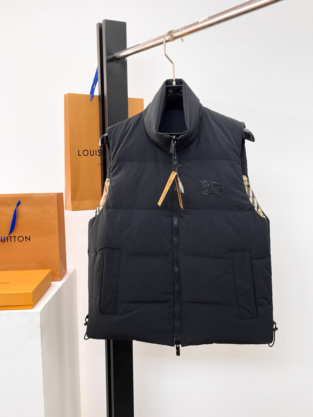 NO:654783,Burberry's new 2025 autumn and winter down vests, all 90 down. With the classic logo combination, it is full of visual impact at first sight. It has better thermal insulation performance, is light and not heavy, and has good fluff recovery after compression, and it can gather heat and lock in temperature!  Personalized color matching design, fresh and energetic!  There are too many versions circulating in the market. In addition to the different fabrics and workmanship, the biggest difference is that the filling is not goose down at all but feather silk or velvet, etc., and it is not easy to distinguish for those who don’t understand. In addition, the fabrics and workmanship are definitely not of the same level. In short, look for us and you will never go astray. All the exclusive full colors are purchased from genuine development. If you understand the quality of our down jackets, you can safely recommend it with your eyes closed. The three standards are complete!  Uniform series for men and women!  Size M-3XL. Can be worn up to 200 pounds, burberry, down jacket, alexander wang19860909巴宝莉 2025秋冬新款羽绒马甲,全部90绒的.带着经典的Logo组合搭配,第一眼看到就是满满的视觉冲击,保暖性能更出色,轻便不厚重,且压缩后的蓬松度恢复性好,聚热锁温！个性的拼色设计,清新有活力！市面流通的版本实在太多了,除了面料做工不同外,最大的区别就是填充物根本不是鹅绒而是羽丝或手感绒等等,而不懂的根本不容易区分.另外面料和做工也绝对不是一个级别,总之认准我们,让你绝对不跑偏,独家全色全部购入正版开发,懂我们家羽绒服质量的,完全可以放心闭眼推.三标齐全！男女同款系列！码数M-3XL.最大穿到200斤,,burberry,down jacket,alexander wang,Men's clothing