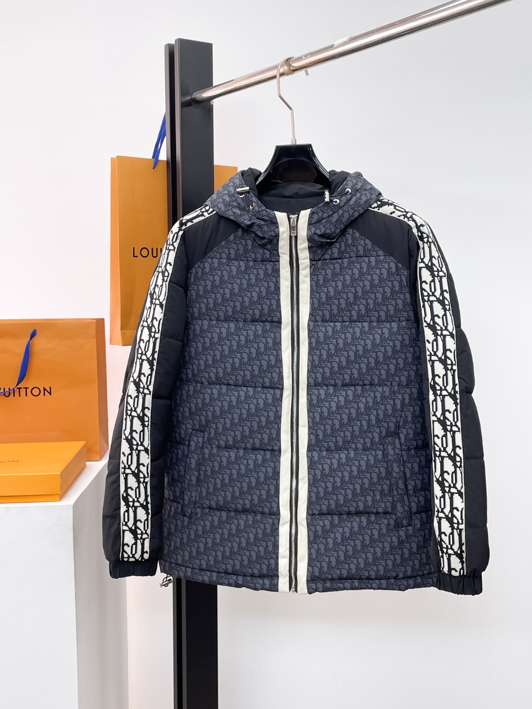 NO:654787,Dior's 2025ss new winter down jacket with complete three standards, the new product on the show is in perfect condition, comfortable and warm, the color is full and attractive, the design is very brilliant, it can easily enhance the fashion sense, the workmanship is extremely sophisticated and rigorous, and the wiring is neat and meticulous!  A masterpiece from a famous designer!  The upper body does not look bloated and is super handsome!  Available sizes M ~ XXXL,,dior,jackets & coats,down jacket,alexander wang19860909迪奥 三标齐全 2025ss冬季新款羽绒棉服外套,秀场新品品相非常完美,舒适保暖,色泽饱满诱人,非常出彩的设计,轻松将时髦感进阶,做工极为考究严谨,走线工整细致！大牌设计师巨作！上身不显臃肿、超级帅气！现货码数M ～ XXXL,,dior,jackets & coats,down jacket,alexander wang,Men's clothing