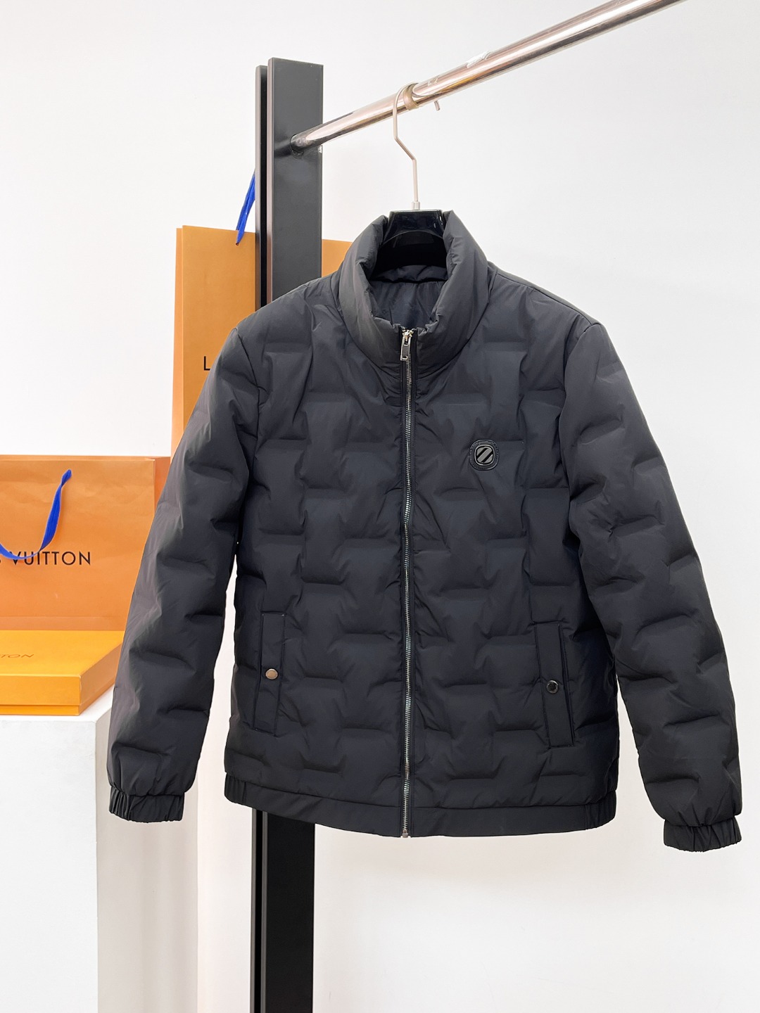 NO:654800,Ermenegildo Zegna's new 2025 autumn and winter down jacket. This is known as the most expensive down jacket in the world, with 90 down in total. With a classic logo combination, it is full of visual impact at first sight. It has better thermal insulation performance, is light and not heavy, and has good loft recovery after compression, and it can gather heat and lock in temperature!  Personalized color matching design, fresh and energetic!  There are too many versions circulating in the market. In addition to the different fabrics and workmanship, the biggest difference is that the filling is not goose down at all but feather silk or velvet, etc., and it is not easy to distinguish for those who don’t understand. In addition, the fabrics and workmanship are definitely not of the same level. In short, look for us and you will never go astray. All the exclusive full colors are purchased from genuine development. If you understand the quality of our down jackets, you can safely recommend it with your eyes closed. The three standards are complete!  Uniform series for men and women!  Size M-3XL. Can be worn up to 200 pounds,,zegna,down jacket,alexander wang19860909杰尼亚 2025秋冬新款羽绒服.这款号称羽绒服届最贵的,全部90绒的.带着经典的Logo组合搭配,第一眼看到就是满满的视觉冲击,保暖性能更出色,轻便不厚重,且压缩后的蓬松度恢复性好,聚热锁温！个性的拼色设计,清新有活力！市面流通的版本实在太多了,除了面料做工不同外,最大的区别就是填充物根本不是鹅绒而是羽丝或手感绒等等,而不懂的根本不容易区分.另外面料和做工也绝对不是一个级别,总之认准我们,让你绝对不跑偏,独家全色全部购入正版开发,懂我们家羽绒服质量的,完全可以放心闭眼推.三标齐全！男女同款系列！码数M-3XL.最大穿到200斤,,zegna,down jacket,alexander wang,Men's clothing