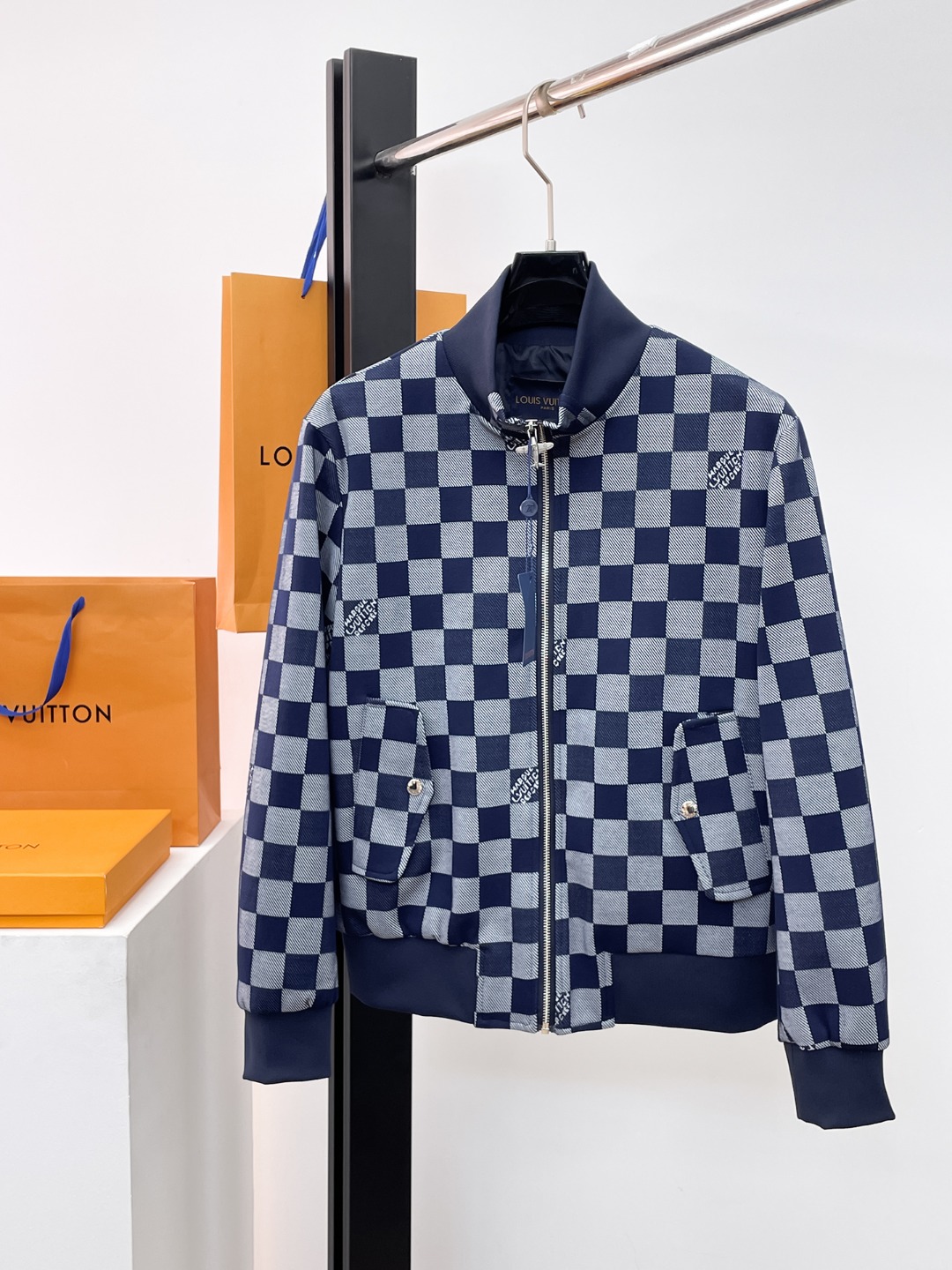 NO:654775,LV 2025 autumn new jacket, the new product on the show is in perfect condition, comfortable and warm, complete with three labels, full and attractive color, very outstanding design, easily upgrades the fashion sense, extremely sophisticated workmanship, neat and meticulous wiring!  A masterpiece from a famous designer!  The upper body does not look bloated and is super handsome!  Available sizes M ~ XXXL,,louis vuitton,jackets & coats,jackets & coats,alexander wang19860909Lv 2025秋季新款夹克外套,秀场新品品相非常完美,舒适保暖,三标齐全色泽饱满诱人,非常出彩的设计,轻松将时髦感进阶,做工极为考究严谨,走线工整细致！大牌设计师巨作！上身不显臃肿、超级帅气！现货码数M ～ XXXL,,louis vuitton,jackets & coats,jackets & coats,alexander wang,Men's clothing