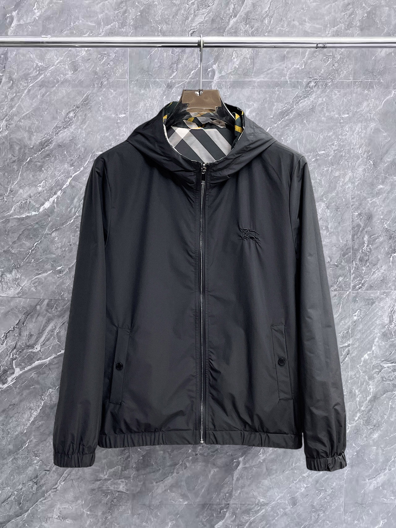 NO:657046,Burberry's 2025 new autumn jacket, the new product on the show is in perfect condition, comfortable and warm, complete with three colors, full and attractive color, very outstanding design, easily upgrades the fashion sense, extremely elegant and rigorous workmanship, neat and meticulous wiring!  A masterpiece from a famous designer!  The upper body does not look bloated and is super handsome!  Available size M ~ XXXL,,burberry,jackets & coats,jackets & coats,alexander wang19860909巴宝莉 2025秋季新款夹克外套,秀场新品品相非常完美,舒适保暖,三标齐全色泽饱满诱人,非常出彩的设计,轻松将时髦感进阶,做工极为考究严谨,走线工整细致！大牌设计师巨作！上身不显臃肿、超级帅气！现货码数M ～ XXXL,,burberry,jackets & coats,jackets & coats,alexander wang,Men's clothing