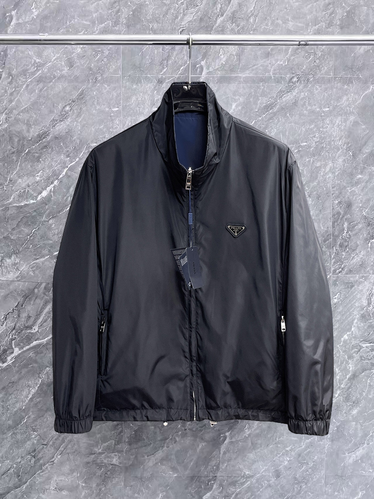 NO:657052,Prada 2025 new autumn jacket, the new product on the show is in perfect condition, comfortable and warm, complete with three colors, full and attractive color, very outstanding design, easily upgrades the fashion sense, extremely elegant and rigorous workmanship, neat and meticulous wiring!  A masterpiece from a famous designer!  The upper body does not look bloated and is super handsome!  Available sizes M ~ XXXL,,prada,jackets & coats,jackets & coats,alexander wang19860909普拉达 2025秋季新款夹克外套,秀场新品品相非常完美,舒适保暖,三标齐全色泽饱满诱人,非常出彩的设计,轻松将时髦感进阶,做工极为考究严谨,走线工整细致！大牌设计师巨作！上身不显臃肿、超级帅气！现货码数M ～ XXXL,,prada,jackets & coats,jackets & coats,alexander wang,Men's clothing