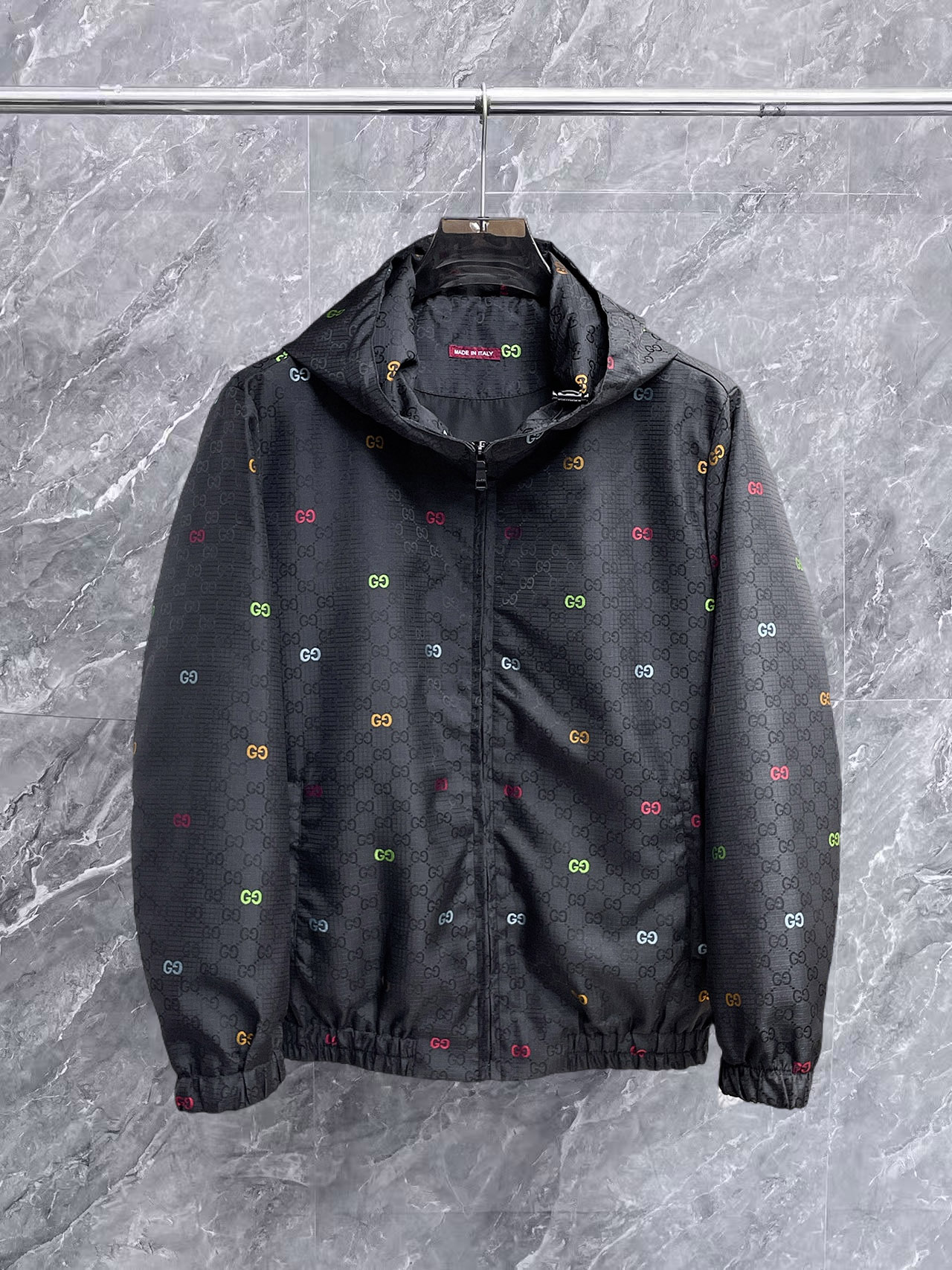 NO:657058,Gucci 2025 new autumn jacket, the new product on the show is in perfect condition, comfortable and warm, complete with three colors, full and attractive color, very outstanding design, easily upgrades the fashion sense, extremely elegant and rigorous workmanship, neat and meticulous wiring!  A masterpiece from a famous designer!  The upper body does not look bloated and is super handsome!  Available size M ~ XXXL,,jackets & coats,jackets & coats,alexander wang19860909古奇 2025秋季新款夹克外套,秀场新品品相非常完美,舒适保暖,三标齐全色泽饱满诱人,非常出彩的设计,轻松将时髦感进阶,做工极为考究严谨,走线工整细致！大牌设计师巨作！上身不显臃肿、超级帅气！现货码数M ～ XXXL,,jackets & coats,jackets & coats,alexander wang,Men's clothing