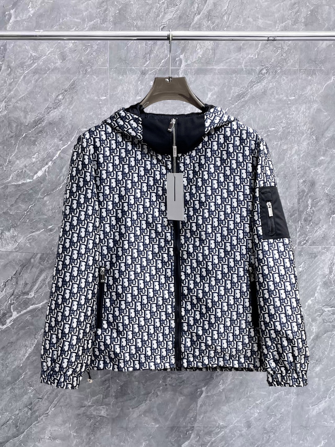 NO:657064,Dior's 2025 new autumn jacket, the new product on the show is in perfect condition, comfortable and warm, complete with three labels, full and attractive colors, very outstanding design, easily upgrades the fashion sense, extremely elegant and rigorous workmanship, neat and meticulous wiring!  A masterpiece from a famous designer!  The upper body does not look bloated and is super handsome!  Available sizes M ~ XXXL,,dior,jackets & coats,jackets & coats,alexander wang19860909迪奥 2025秋季新款夹克外套,秀场新品品相非常完美,舒适保暖,三标齐全色泽饱满诱人,非常出彩的设计,轻松将时髦感进阶,做工极为考究严谨,走线工整细致！大牌设计师巨作！上身不显臃肿、超级帅气！现货码数M ～ XXXL,,dior,jackets & coats,jackets & coats,alexander wang,Men's clothing