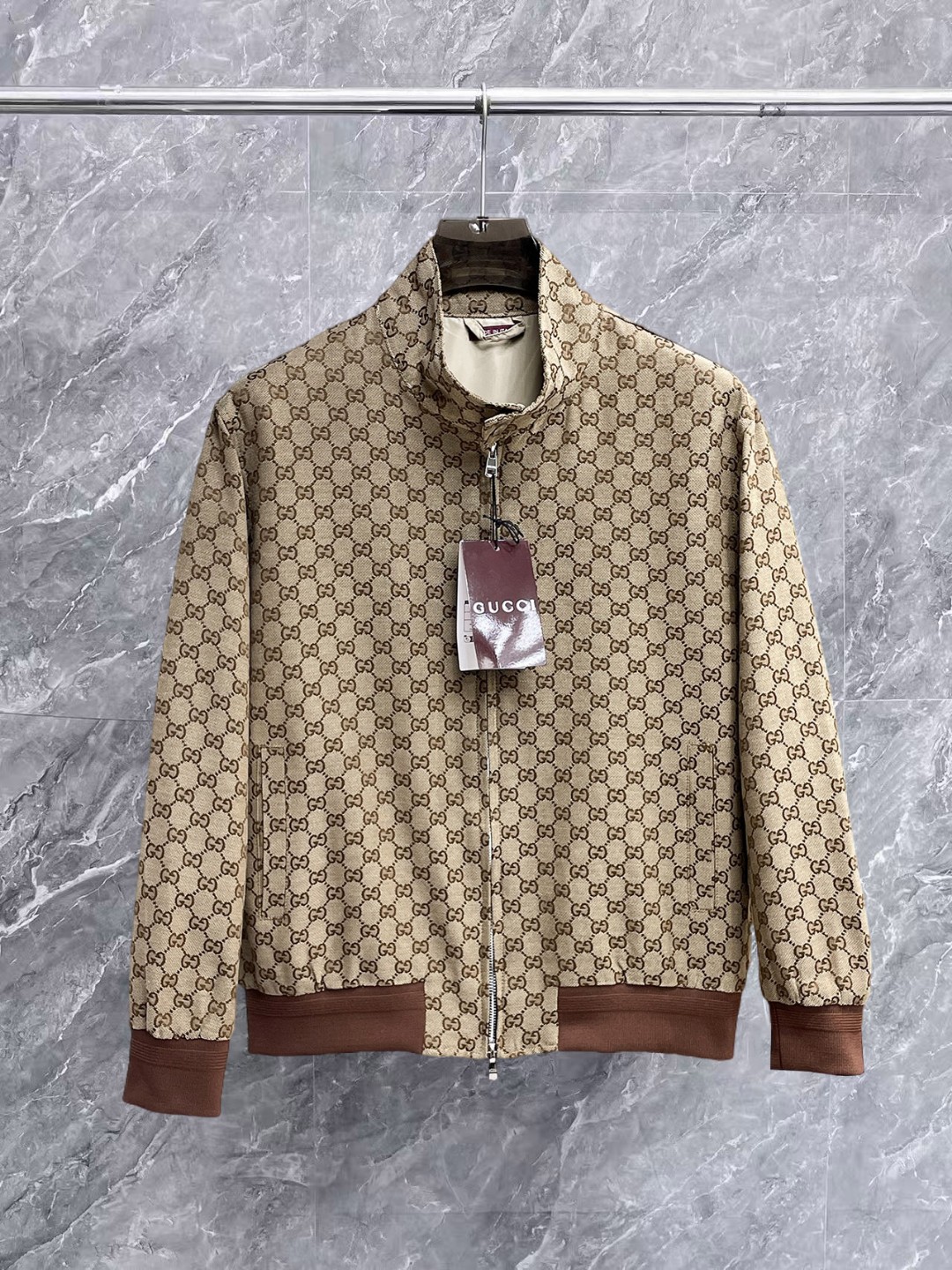 NO:657070,Gucci 2025 new autumn jacket, the new product on the show is in perfect condition, comfortable and warm, complete with three colors, full and attractive color, very outstanding design, easily upgrades the fashion sense, extremely elegant and rigorous workmanship, neat and meticulous wiring!  A masterpiece from a famous designer!  The upper body does not look bloated and is super handsome!  Available size M ~ XXXL,,jackets & coats,jackets & coats,alexander wang19860909古奇 2025秋季新款夹克外套,秀场新品品相非常完美,舒适保暖,三标齐全色泽饱满诱人,非常出彩的设计,轻松将时髦感进阶,做工极为考究严谨,走线工整细致！大牌设计师巨作！上身不显臃肿、超级帅气！现货码数M ～ XXXL,,jackets & coats,jackets & coats,alexander wang,Men's clothing