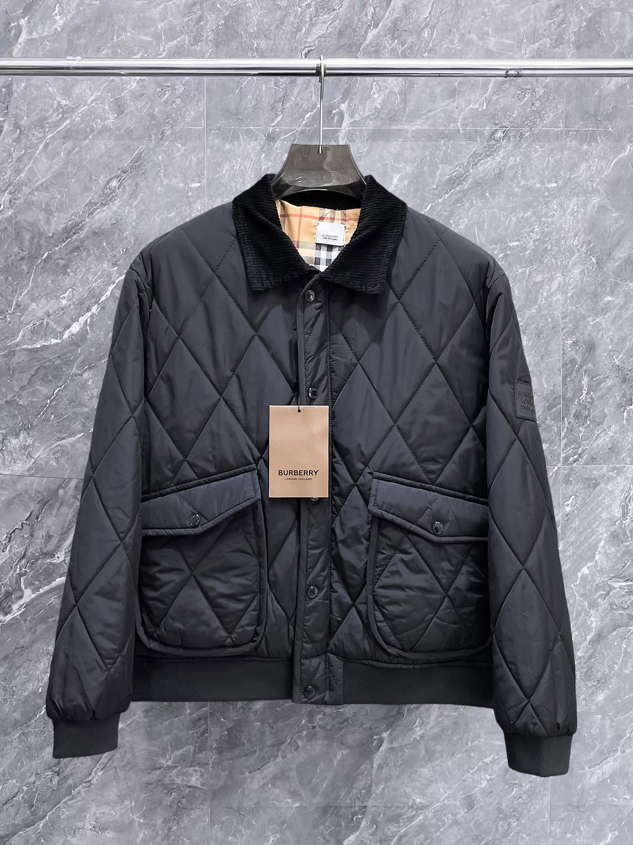 NO:657079,Burberry's new 2025ss winter down jacket with all three standards, the new product on the show is in perfect condition, comfortable and warm, the color is full and attractive, the design is very outstanding, it can easily enhance the fashion sense, the workmanship is extremely sophisticated and rigorous, and the wiring is neat and meticulous!  A masterpiece from a famous designer!  The upper body does not look bloated and is super handsome!  Available sizes M ~ XXXL,,burberry,jackets & coats,down jacket,alexander wang19860909巴宝莉 三标齐全 2025ss冬季新款羽绒棉服外套,秀场新品品相非常完美,舒适保暖,色泽饱满诱人,非常出彩的设计,轻松将时髦感进阶,做工极为考究严谨,走线工整细致！大牌设计师巨作！上身不显臃肿、超级帅气！现货码数M ～ XXXL,,burberry,jackets & coats,down jacket,alexander wang,Men's clothing