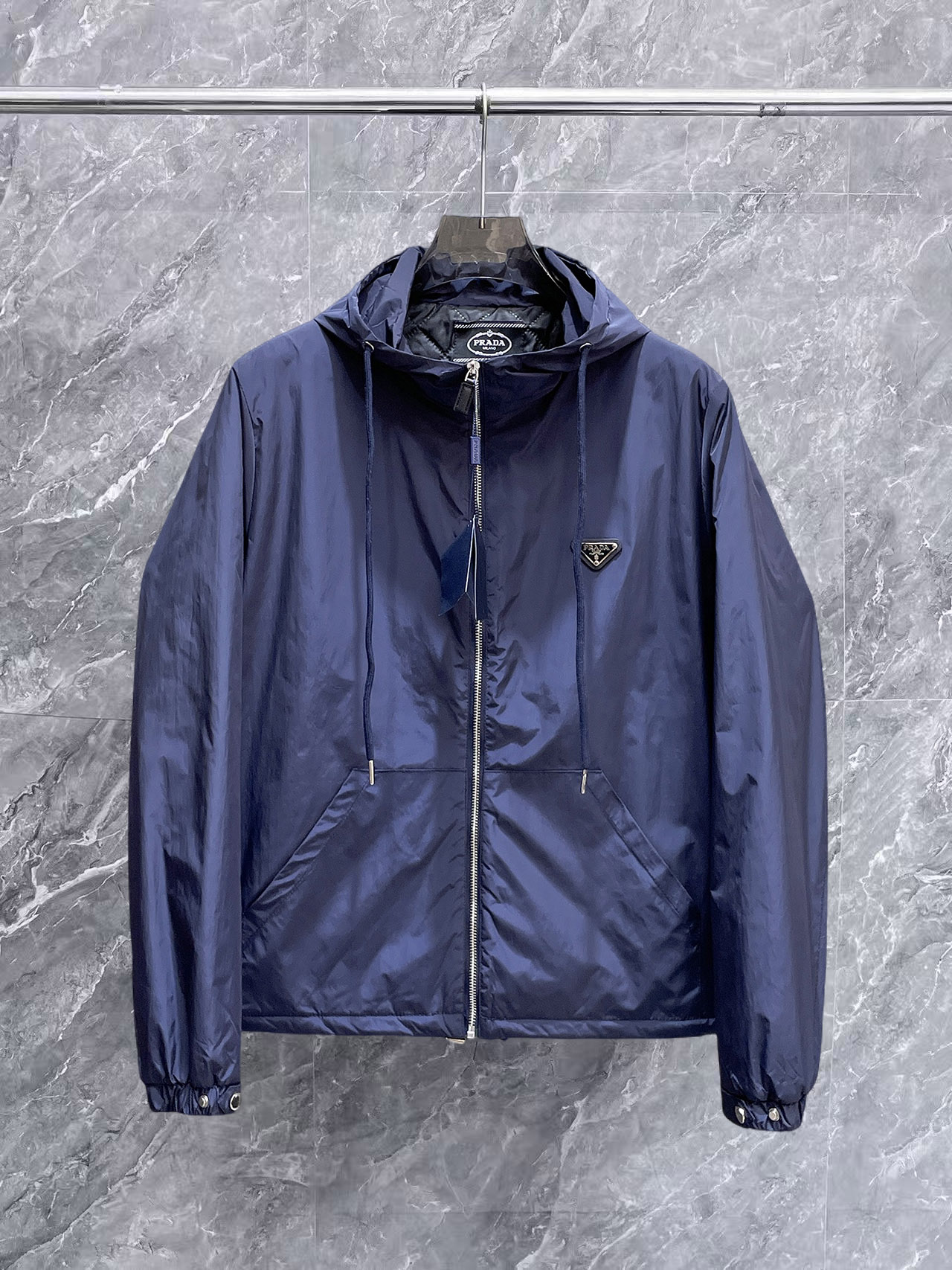 NO:657084,Prada's new 2025ss winter down jacket with all three standards is in perfect condition. It's comfortable and warm, and the color is full and attractive. The design is very outstanding, and it can easily enhance the sense of fashion. The workmanship is extremely sophisticated and rigorous, and the wiring is neat and meticulous!  A masterpiece from a famous designer!  The upper body does not look bloated and is super handsome!  Available sizes M ~ XXXL,,prada,jackets & coats,down jacket,alexander wang19860909普拉达 三标齐全 2025ss冬季新款羽绒棉服外套,秀场新品品相非常完美,舒适保暖,色泽饱满诱人,非常出彩的设计,轻松将时髦感进阶,做工极为考究严谨,走线工整细致！大牌设计师巨作！上身不显臃肿、超级帅气！现货码数M ～ XXXL,,prada,jackets & coats,down jacket,alexander wang,Men's clothing