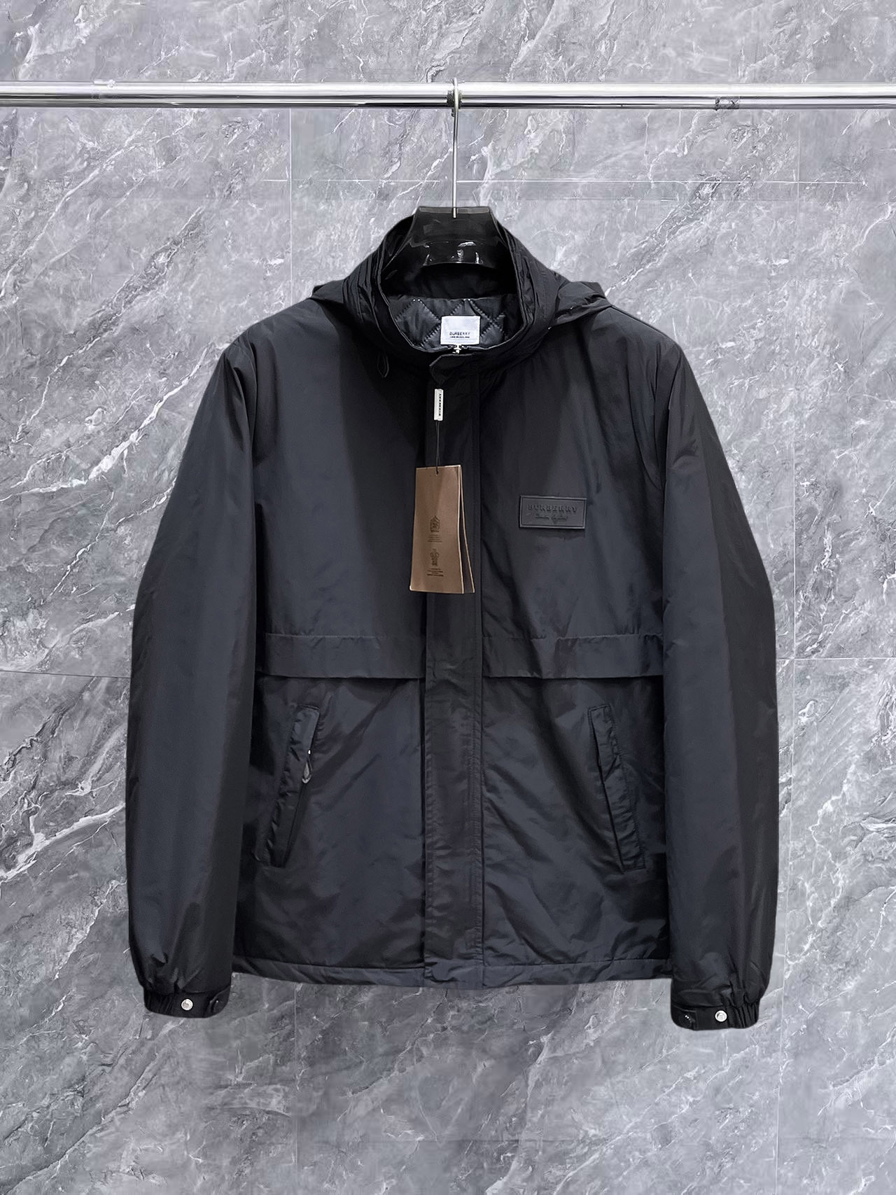 NO:657089,Burberry's new 2025ss winter down jacket with all three standards, the new product on the show is in perfect condition, comfortable and warm, the color is full and attractive, the design is very outstanding, it can easily enhance the fashion sense, the workmanship is extremely sophisticated and rigorous, and the wiring is neat and meticulous!  A masterpiece from a famous designer!  The upper body does not look bloated and is super handsome!  Available sizes M ~ XXXL,,burberry,jackets & coats,down jacket,alexander wang19860909巴宝莉 三标齐全 2025ss冬季新款羽绒棉服外套,秀场新品品相非常完美,舒适保暖,色泽饱满诱人,非常出彩的设计,轻松将时髦感进阶,做工极为考究严谨,走线工整细致！大牌设计师巨作！上身不显臃肿、超级帅气！现货码数M ～ XXXL,,burberry,jackets & coats,down jacket,alexander wang,Men's clothing