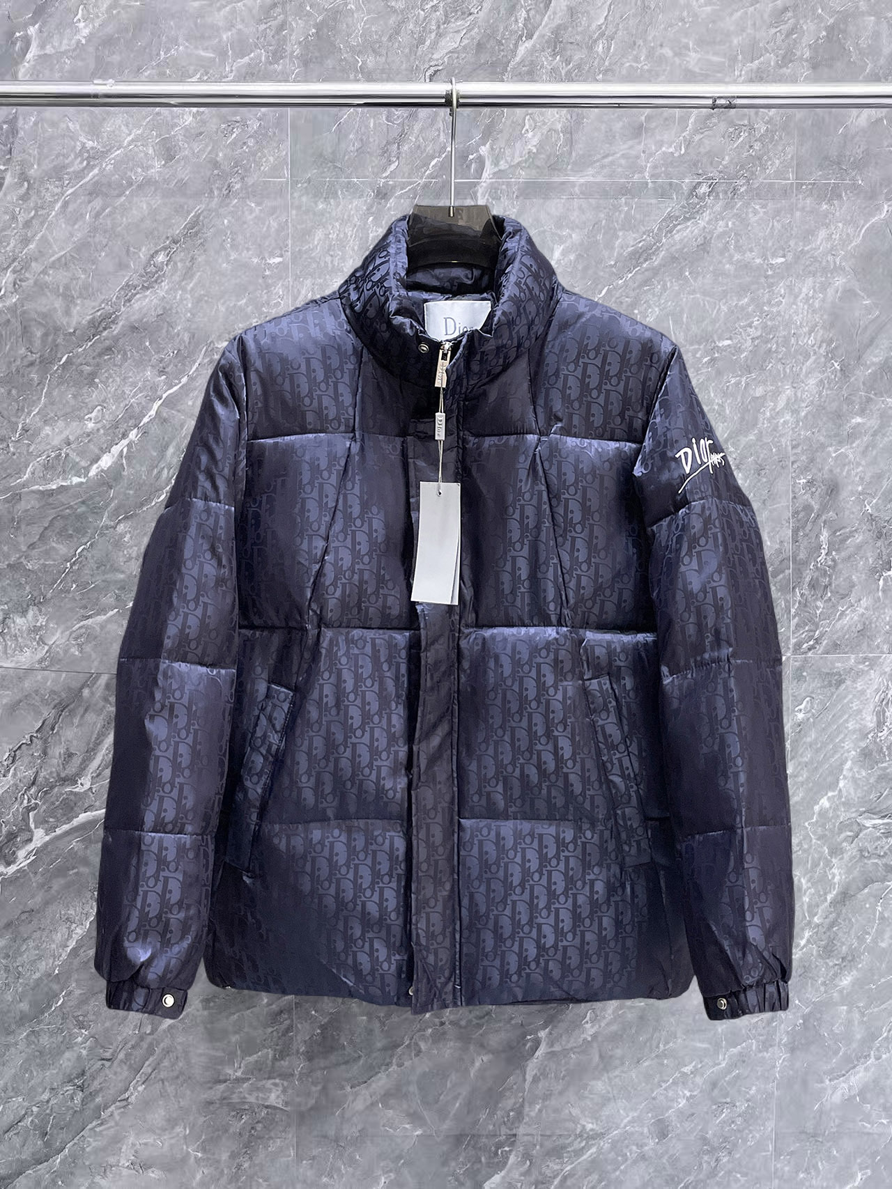 NO:657094,Dior's 2025ss new winter down jacket with complete three standards, the new product on the show is in perfect condition, comfortable and warm, the color is full and attractive, the design is very brilliant, it can easily enhance the fashion sense, the workmanship is extremely sophisticated and rigorous, and the wiring is neat and meticulous!  A masterpiece from a famous designer!  The upper body does not look bloated and is super handsome!  Available sizes M ~ XXXL,,dior,jackets & coats,down jacket,alexander wang19860909迪奥 三标齐全 2025ss冬季新款羽绒棉服外套,秀场新品品相非常完美,舒适保暖,色泽饱满诱人,非常出彩的设计,轻松将时髦感进阶,做工极为考究严谨,走线工整细致！大牌设计师巨作！上身不显臃肿、超级帅气！现货码数M ～ XXXL,,dior,jackets & coats,down jacket,alexander wang,Men's clothing