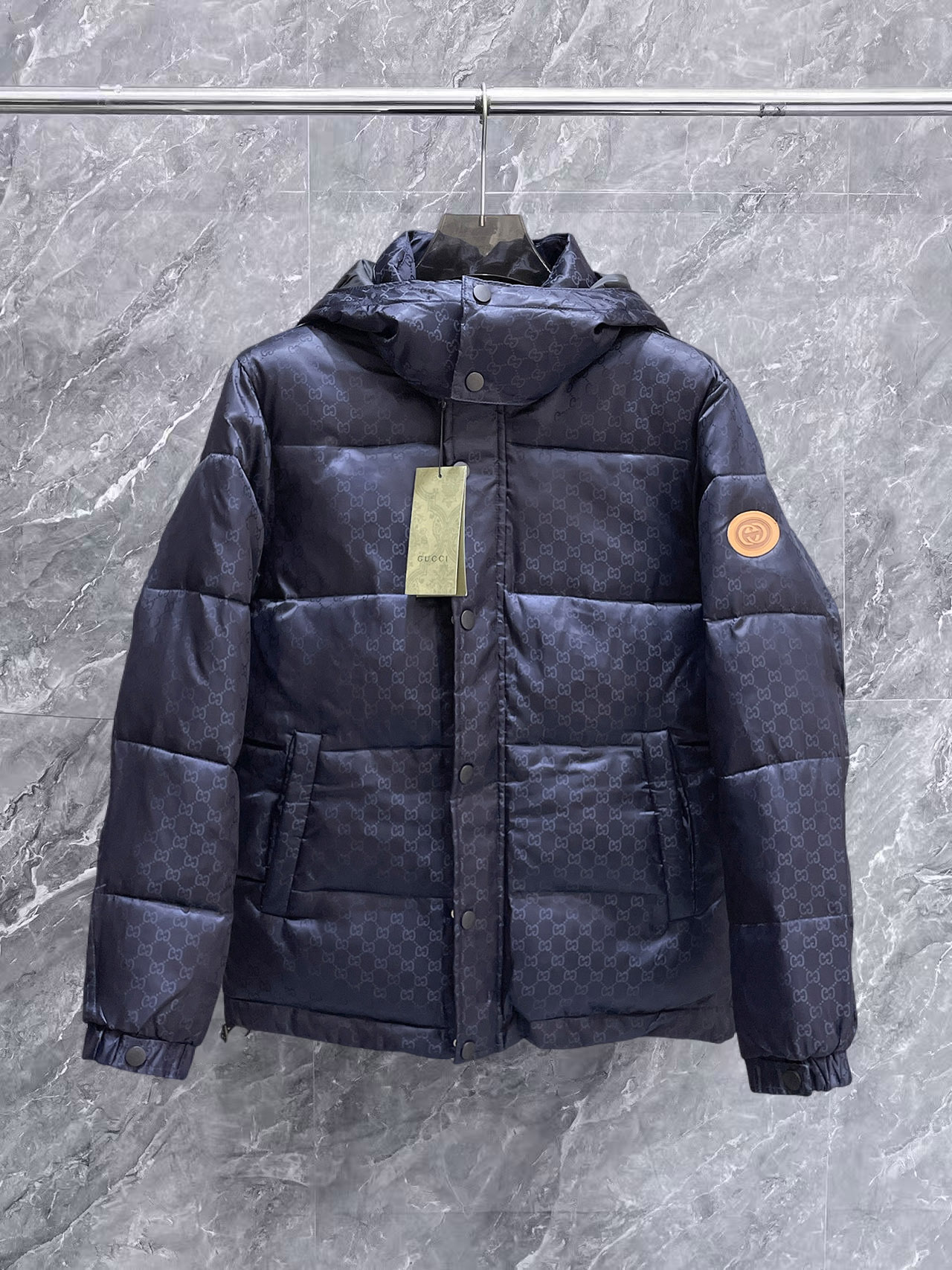 NO:657099,Gucci's new 2025ss winter down jacket with all three standards, the new product on the show is in perfect condition, comfortable and warm, the color is full and attractive, the design is very outstanding, it can easily enhance the sense of fashion, the workmanship is extremely sophisticated and rigorous, and the wiring is neat and meticulous!  A masterpiece from a famous designer!  The upper body does not look bloated and is super handsome!  Available sizes M ~ XXXL,,jackets & coats,down jacket,alexander wang19860909古奇 三标齐全 2025ss冬季新款羽绒棉服外套,秀场新品品相非常完美,舒适保暖,色泽饱满诱人,非常出彩的设计,轻松将时髦感进阶,做工极为考究严谨,走线工整细致！大牌设计师巨作！上身不显臃肿、超级帅气！现货码数M ～ XXXL,,jackets & coats,down jacket,alexander wang,Men's clothing