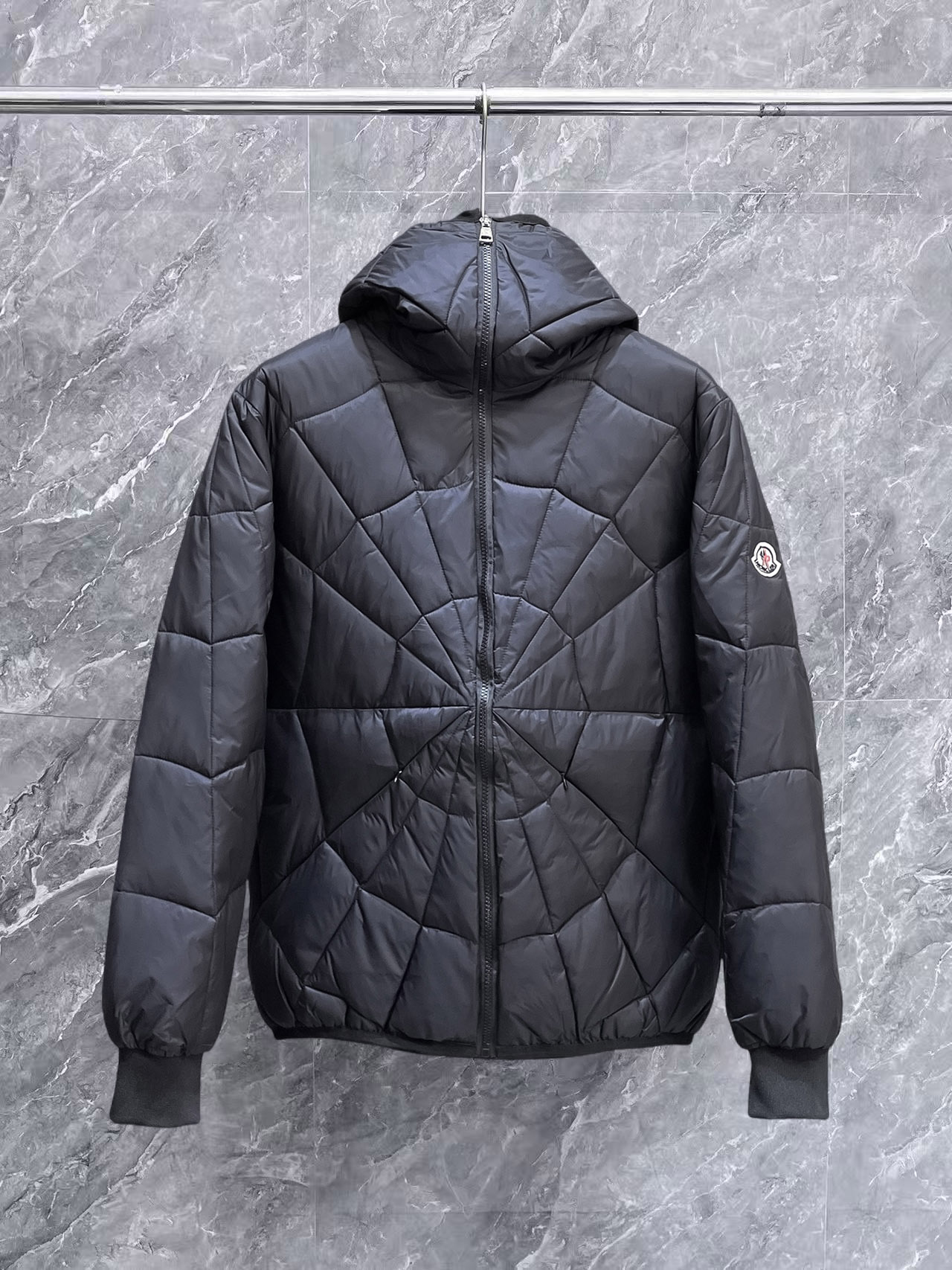 NO:657103,Mengkou, complete with three standards, 2025ss new winter down jacket, the new product in the show is in perfect condition, comfortable and warm, the color is full and attractive, the very outstanding design can easily enhance the fashion sense, the workmanship is extremely sophisticated and rigorous, and the wiring is neat and meticulous!  A masterpiece from a famous designer!  The upper body does not look bloated and is super handsome!  Available sizes M ~ XXXL,,Moncler,jackets & coats,down jacket,alexander wang19860909蒙口 三标齐全 2025ss冬季新款羽绒棉服外套,秀场新品品相非常完美,舒适保暖,色泽饱满诱人,非常出彩的设计,轻松将时髦感进阶,做工极为考究严谨,走线工整细致！大牌设计师巨作！上身不显臃肿、超级帅气！现货码数M ～ XXXL,,Moncler,jackets & coats,down jacket,alexander wang,Men's clothing