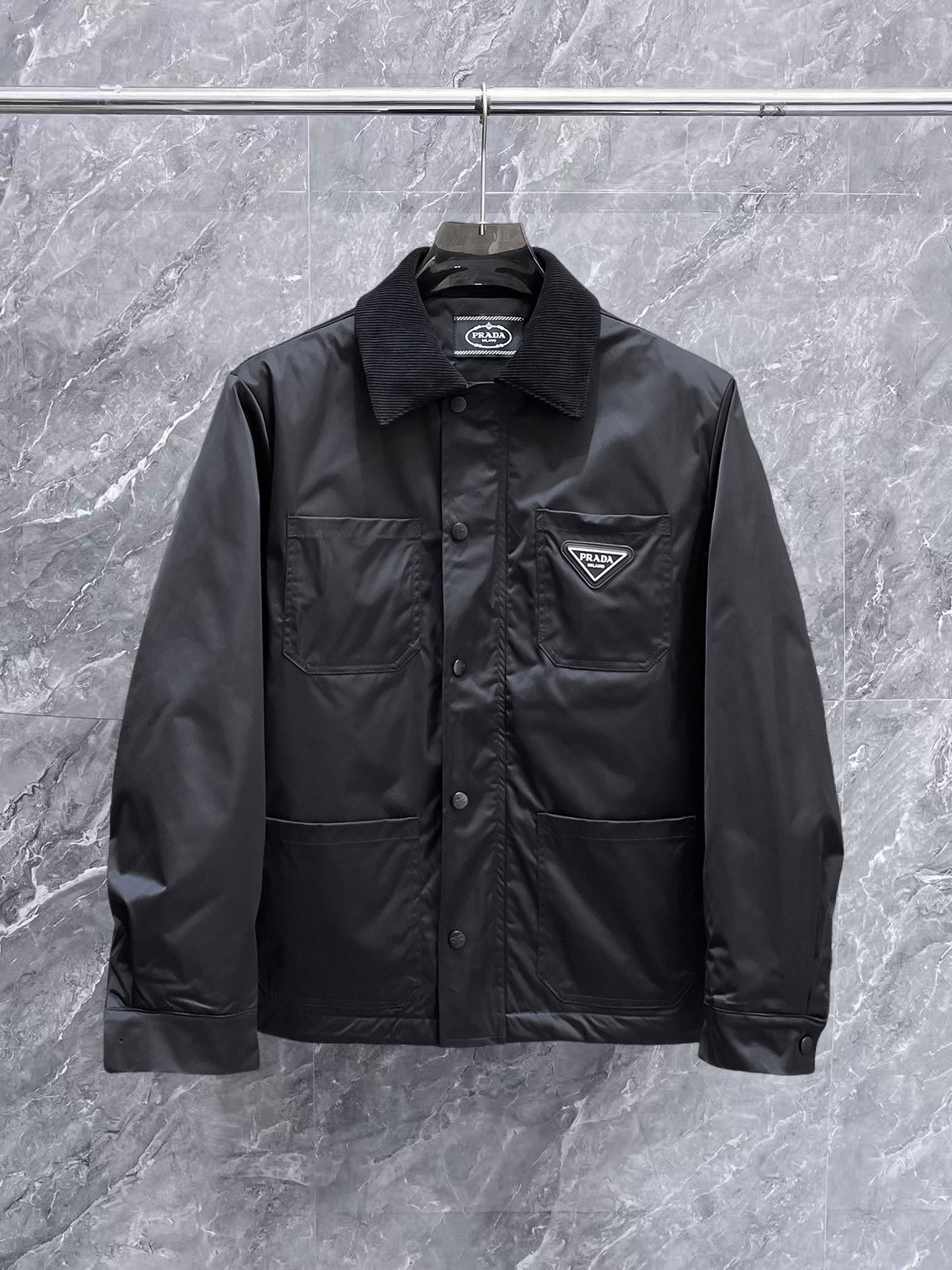 NO:657115,Prada's new 2025ss winter down jacket with all three standards is in perfect condition. It's comfortable and warm, and the color is full and attractive. The design is very outstanding, and it can easily enhance the sense of fashion. The workmanship is extremely sophisticated and rigorous, and the wiring is neat and meticulous!  A masterpiece from a famous designer!  The upper body does not look bloated and is super handsome!  Available sizes M ~ XXXL,,prada,jackets & coats,down jacket,alexander wang19860909普拉达 三标齐全 2025ss冬季新款羽绒棉服外套,秀场新品品相非常完美,舒适保暖,色泽饱满诱人,非常出彩的设计,轻松将时髦感进阶,做工极为考究严谨,走线工整细致！大牌设计师巨作！上身不显臃肿、超级帅气！现货码数M ～ XXXL,,prada,jackets & coats,down jacket,alexander wang,Men's clothing