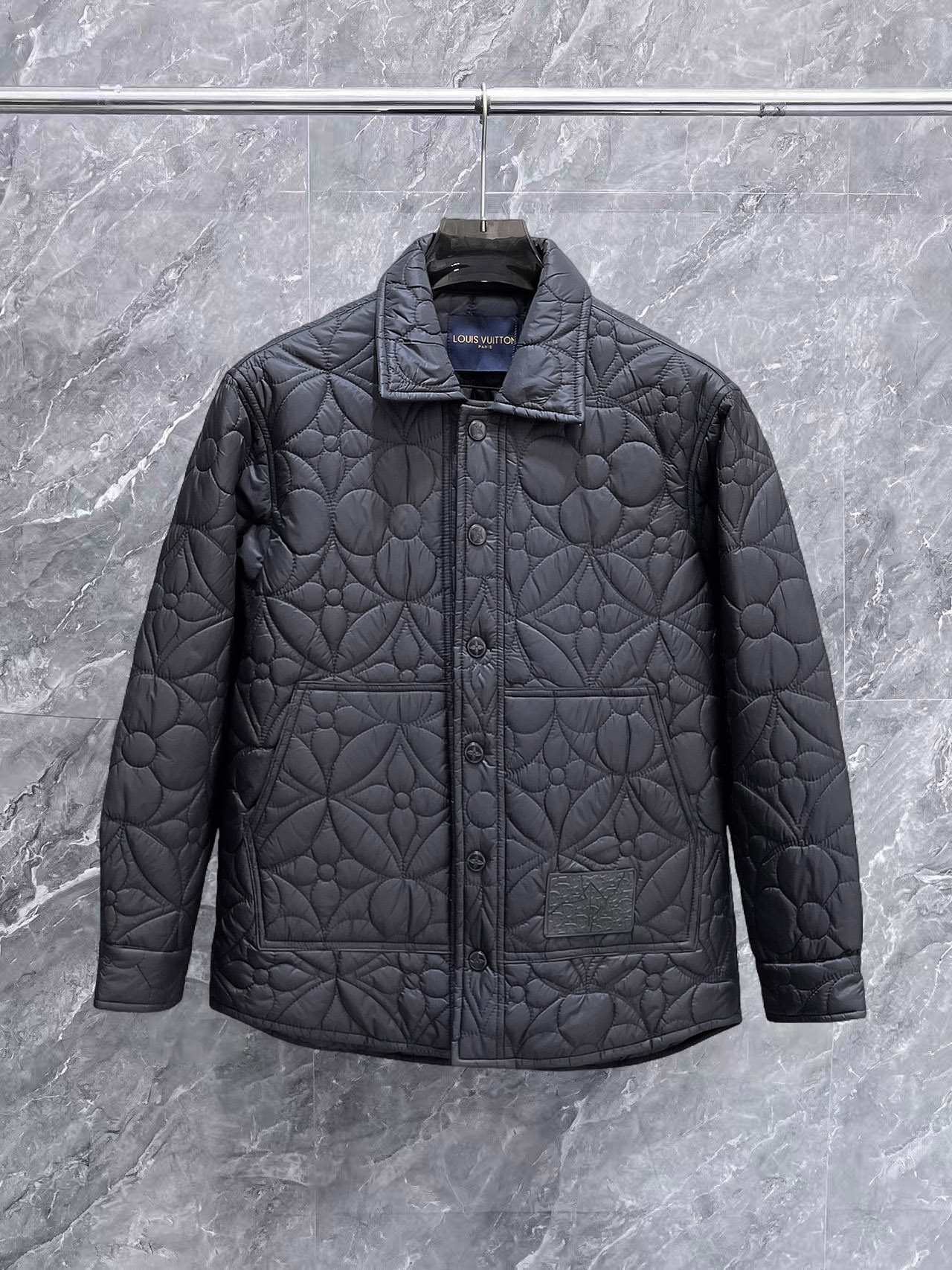 NO:657107,LV three-standard complete 2025ss winter new down jacket, the new product on the show is in perfect condition, comfortable and warm, the color is full and attractive, the design is very outstanding, it can easily enhance the fashion sense, the workmanship is extremely sophisticated and rigorous, and the wiring is neat and meticulous!  A masterpiece from a famous designer!  The upper body does not look bloated and is super handsome!  Available sizes M ~ XXXL,,louis vuitton,jackets & coats,down jacket,alexander wang19860909Lv 三标齐全 2025ss冬季新款羽绒棉服外套,秀场新品品相非常完美,舒适保暖,色泽饱满诱人,非常出彩的设计,轻松将时髦感进阶,做工极为考究严谨,走线工整细致！大牌设计师巨作！上身不显臃肿、超级帅气！现货码数M ～ XXXL,,louis vuitton,jackets & coats,down jacket,alexander wang,Men's clothing