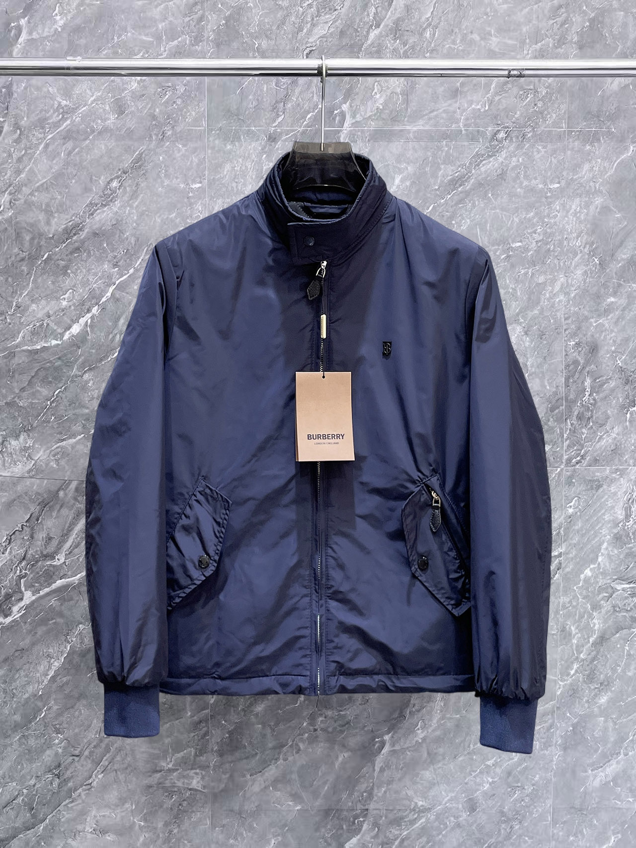 NO:657111,Burberry's new 2025ss winter down jacket with all three standards, the new product on the show is in perfect condition, comfortable and warm, the color is full and attractive, the design is very outstanding, it can easily enhance the fashion sense, the workmanship is extremely sophisticated and rigorous, and the wiring is neat and meticulous!  A masterpiece from a famous designer!  The upper body does not look bloated and is super handsome!  Available sizes M ~ XXXL,,burberry,jackets & coats,down jacket,alexander wang19860909巴宝莉 三标齐全 2025ss冬季新款羽绒棉服外套,秀场新品品相非常完美,舒适保暖,色泽饱满诱人,非常出彩的设计,轻松将时髦感进阶,做工极为考究严谨,走线工整细致！大牌设计师巨作！上身不显臃肿、超级帅气！现货码数M ～ XXXL,,burberry,jackets & coats,down jacket,alexander wang,Men's clothing