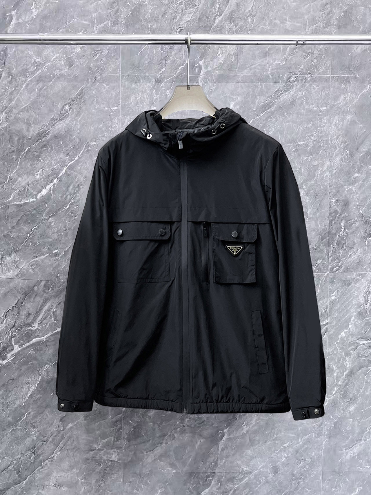 NO:657074,Prada's new 2025ss winter down jacket with all three standards is in perfect condition. It's comfortable and warm, and the color is full and attractive. The design is very outstanding, and it can easily enhance the sense of fashion. The workmanship is extremely sophisticated and rigorous, and the wiring is neat and meticulous!  A masterpiece from a famous designer!  The upper body does not look bloated and is super handsome!  Available sizes M ~ XXXL,,prada,jackets & coats,down jacket,alexander wang19860909普拉达 三标齐全 2025ss冬季新款羽绒棉服外套,秀场新品品相非常完美,舒适保暖,色泽饱满诱人,非常出彩的设计,轻松将时髦感进阶,做工极为考究严谨,走线工整细致！大牌设计师巨作！上身不显臃肿、超级帅气！现货码数M ～ XXXL,,prada,jackets & coats,down jacket,alexander wang,Men's clothing