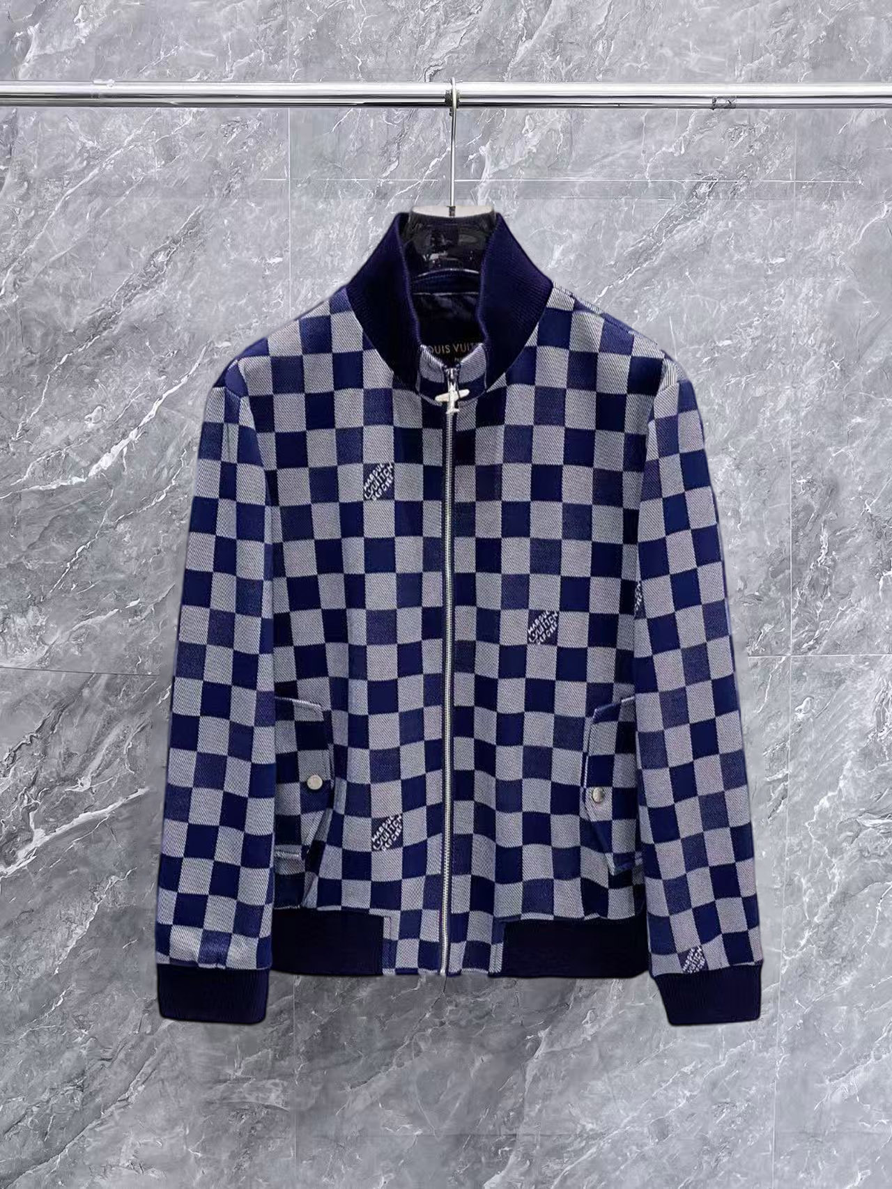 NO:657043,LV 2025 autumn new jacket, the new product on the show is in perfect condition, comfortable and warm, complete with three labels, full and attractive color, very outstanding design, easily upgrades the fashion sense, extremely sophisticated workmanship, neat and meticulous wiring!  A masterpiece from a famous designer!  The upper body does not look bloated and is super handsome!  Available sizes M ~ XXXL,,louis vuitton,jackets & coats,jackets & coats,alexander wang19860909Lv 2025秋季新款夹克外套,秀场新品品相非常完美,舒适保暖,三标齐全色泽饱满诱人,非常出彩的设计,轻松将时髦感进阶,做工极为考究严谨,走线工整细致！大牌设计师巨作！上身不显臃肿、超级帅气！现货码数M ～ XXXL,,louis vuitton,jackets & coats,jackets & coats,alexander wang,Men's clothing