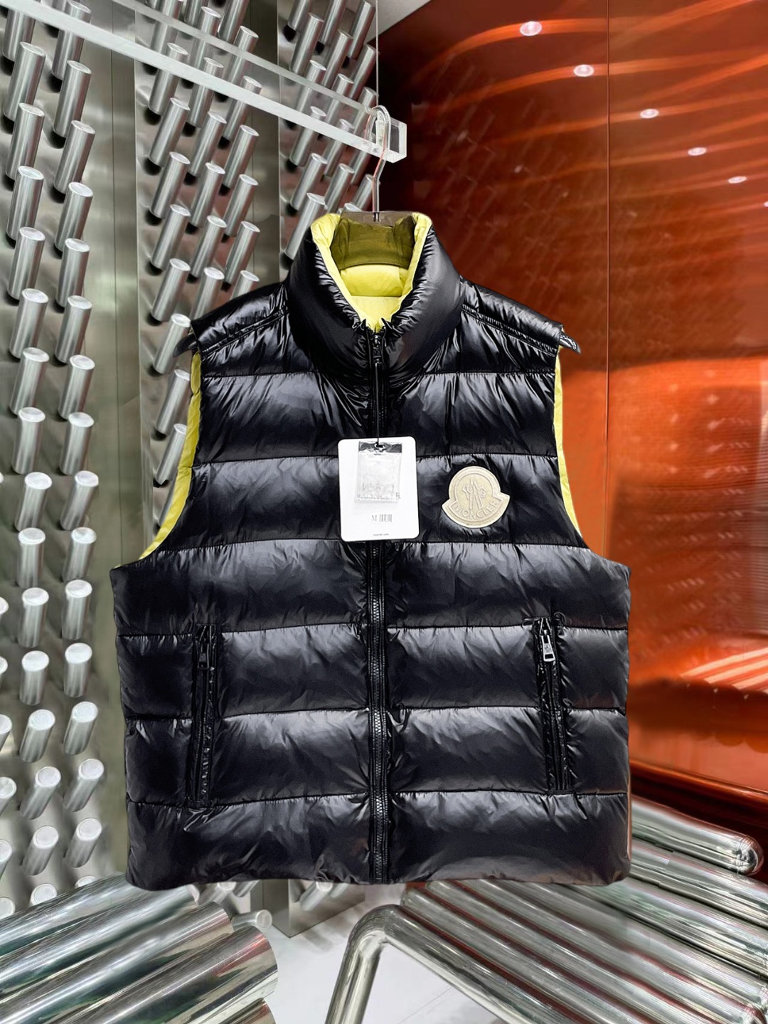 NO:597040,Mengkou's 2025 autumn and winter new down vest, all 90 down. With the classic logo combination, it is full of visual impact at first sight. It has better thermal insulation performance, is light and not heavy, and has good fluff recovery after compression, and it can gather heat and lock in temperature!  Personalized color matching design, fresh and energetic!  There are too many versions circulating in the market. In addition to the different fabrics and workmanship, the biggest difference is that the filling is not goose down at all but feather silk or velvet, etc., and it is not easy to distinguish for those who don’t understand. In addition, the fabrics and workmanship are definitely not of the same level. In short, look for us and you will never go astray. All the exclusive full colors are purchased from genuine development. If you understand the quality of our down jackets, you can safely recommend it with your eyes closed. The three standards are complete!  Uniform series for men and women!  Size M-3XL. Can be worn up to 200 pounds, Moncler, down jacket, alexander wang19860909蒙口 2025秋冬新款羽绒马甲,全部90绒的.带着经典的Logo组合搭配,第一眼看到就是满满的视觉冲击,保暖性能更出色,轻便不厚重,且压缩后的蓬松度恢复性好,聚热锁温！个性的拼色设计,清新有活力！市面流通的版本实在太多了,除了面料做工不同外,最大的区别就是填充物根本不是鹅绒而是羽丝或手感绒等等,而不懂的根本不容易区分.另外面料和做工也绝对不是一个级别,总之认准我们,让你绝对不跑偏,独家全色全部购入正版开发,懂我们家羽绒服质量的,完全可以放心闭眼推.三标齐全！男女同款系列！码数M-3XL.最大穿到200斤,,Moncler,down jacket,alexander wang,Men's clothing
