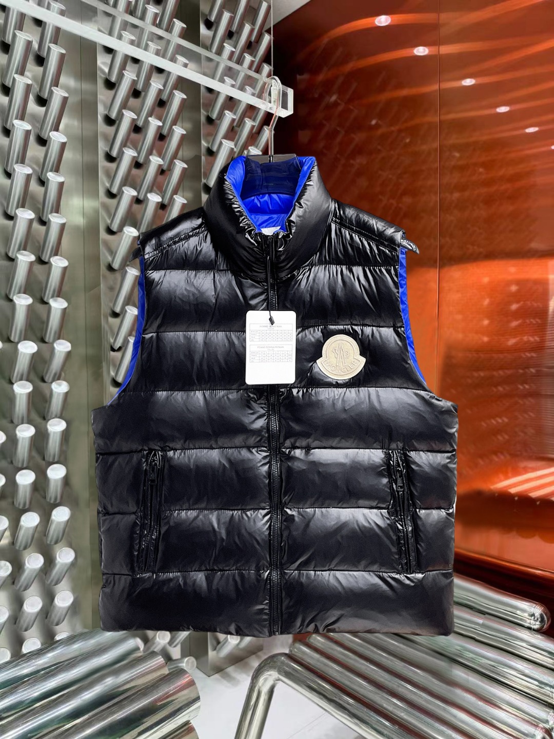 NO:691841,Support replacement after the year!  Mengkou's 2025 autumn and winter new down vest, all 90 down. With the classic logo combination, it is full of visual impact at first sight. It has better thermal insulation performance, is light and not heavy, and has good fluff recovery after compression, and it can gather heat and lock in temperature!  Personalized color matching design, fresh and energetic!  There are too many versions circulating in the market. In addition to the different fabrics and workmanship, the biggest difference is that the filling is not goose down at all but feather silk or velvet, etc., and it is not easy to distinguish for those who don’t understand. In addition, the fabrics and workmanship are definitely not of the same level. In short, look for us and you will never go astray. All the exclusive full colors are purchased from genuine development. If you understand the quality of our down jackets, you can safely recommend it with your eyes closed. The three standards are complete!  Uniform series for men and women!  Size M-3XL. Maximum wear weight is 200 pounds, Moncler, down jacket,19860909支持年后退换！ 蒙口 2025秋冬新款羽绒马甲,全部90绒的.带着经典的Logo组合搭配,第一眼看到就是满满的视觉冲击,保暖性能更出色,轻便不厚重,且压缩后的蓬松度恢复性好,聚热锁温！个性的拼色设计,清新有活力！市面流通的版本实在太多了,除了面料做工不同外,最大的区别就是填充物根本不是鹅绒而是羽丝或手感绒等等,而不懂的根本不容易区分.另外面料和做工也绝对不是一个级别,总之认准我们,让你绝对不跑偏,独家全色全部购入正版开发,懂我们家羽绒服质量的,完全可以放心闭眼推.三标齐全！男女同款系列！码数M-3XL.最大穿到200斤,,Moncler,down jacket,,Men's clothing